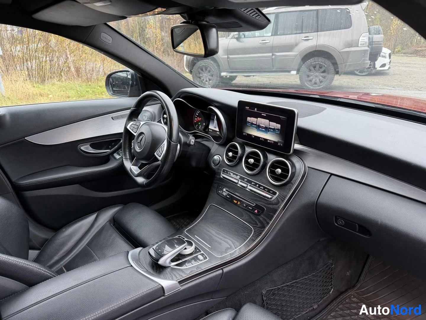 Punainen Mercedes-Benz C 2018, ohjaamo, kuva 3