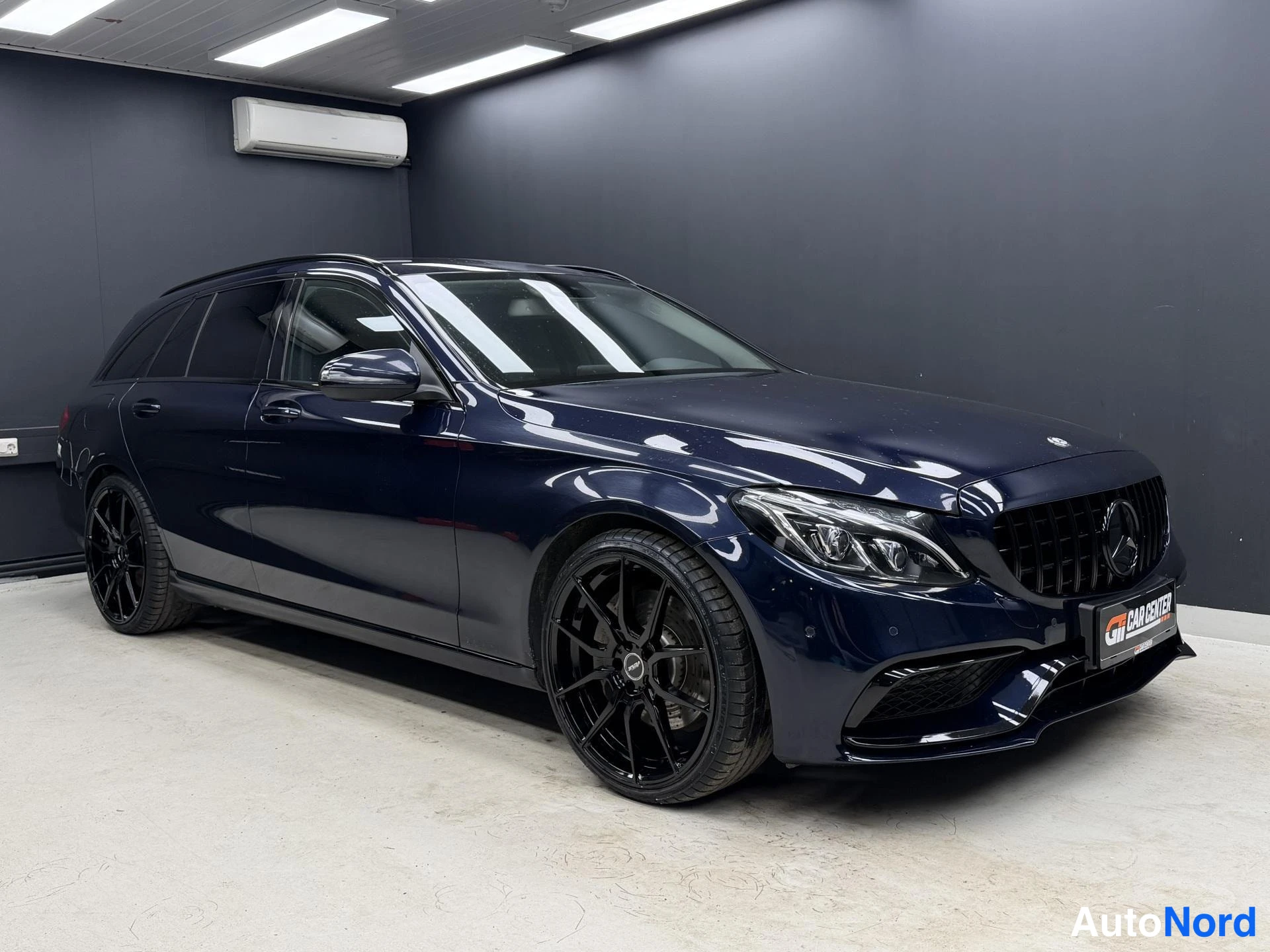 Sininen Mercedes-Benz C 2015, etuviisto, keula oikealle, kuva 2