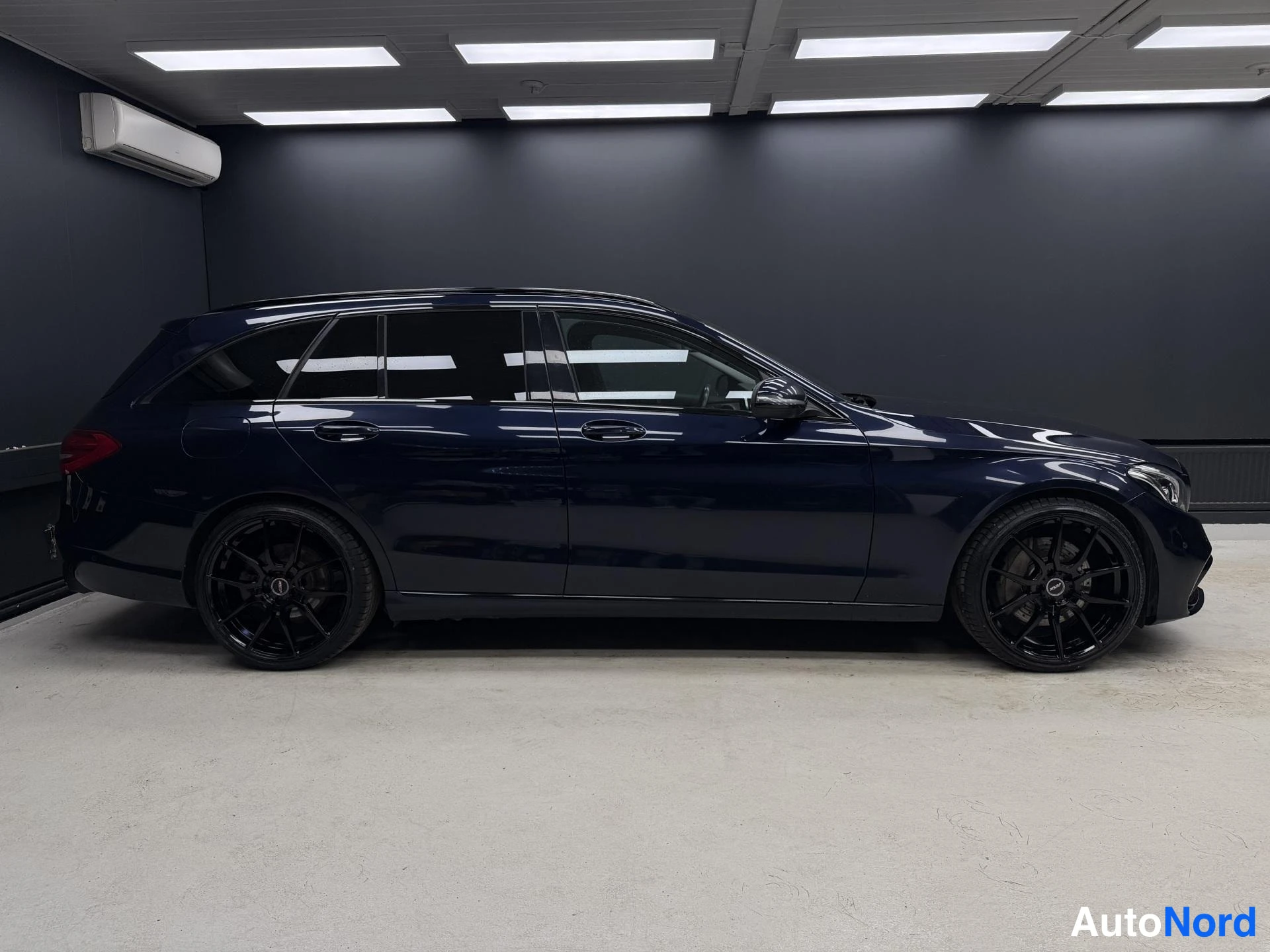 Sininen Mercedes-Benz C 2015, etuviisto, keula oikealle, kuva 3