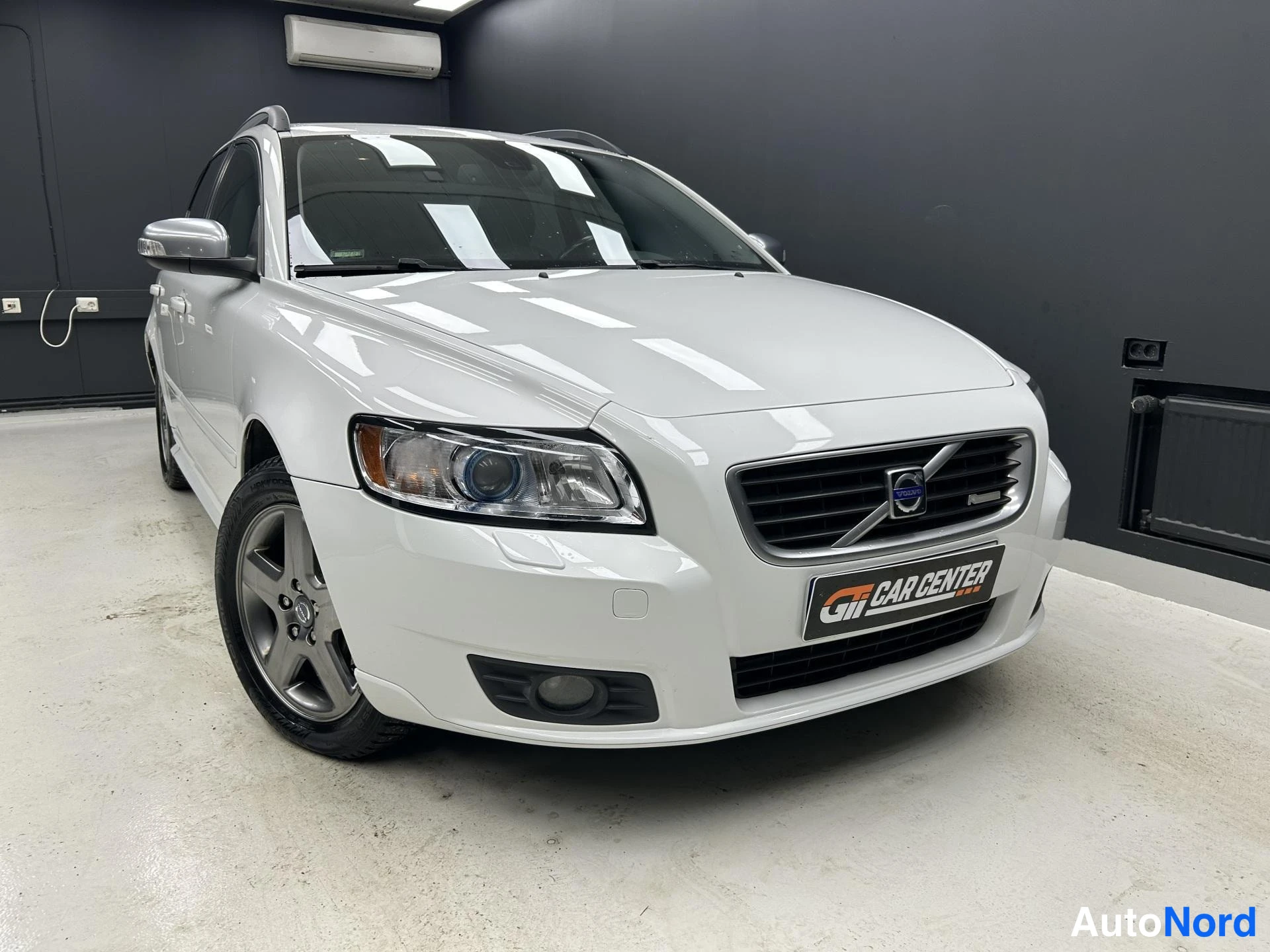 Valkoinen Volvo V50 2009, etuviisto, keula oikealle, kuva 2