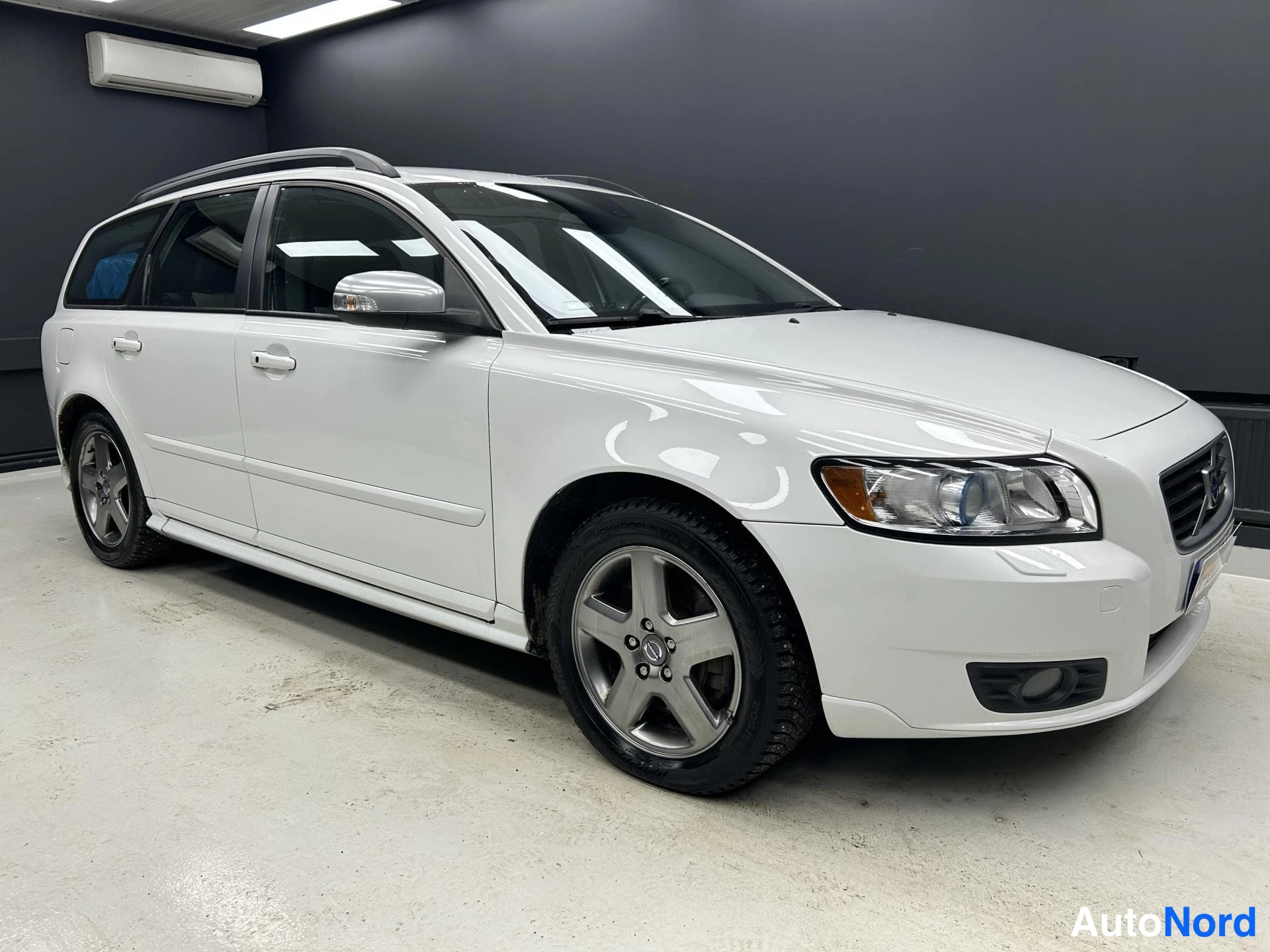 Valkoinen Volvo V50 2009, etuviisto, keula oikealle, kuva 3