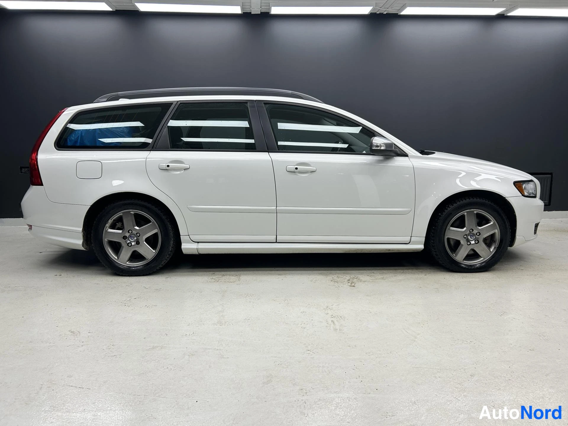 Valkoinen Volvo V50 2009, etuviisto, keula oikealle, kuva 4