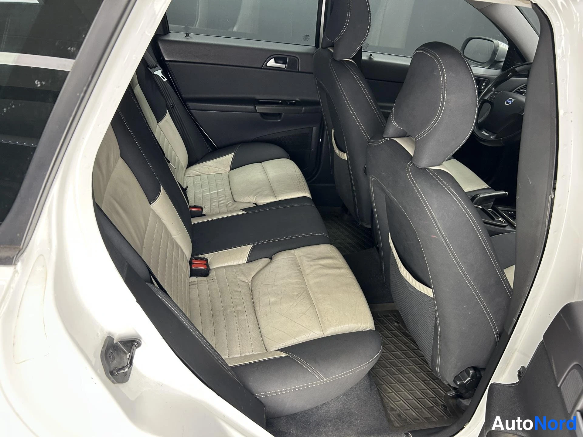 Valkoinen Volvo V50 2009, kuva 11