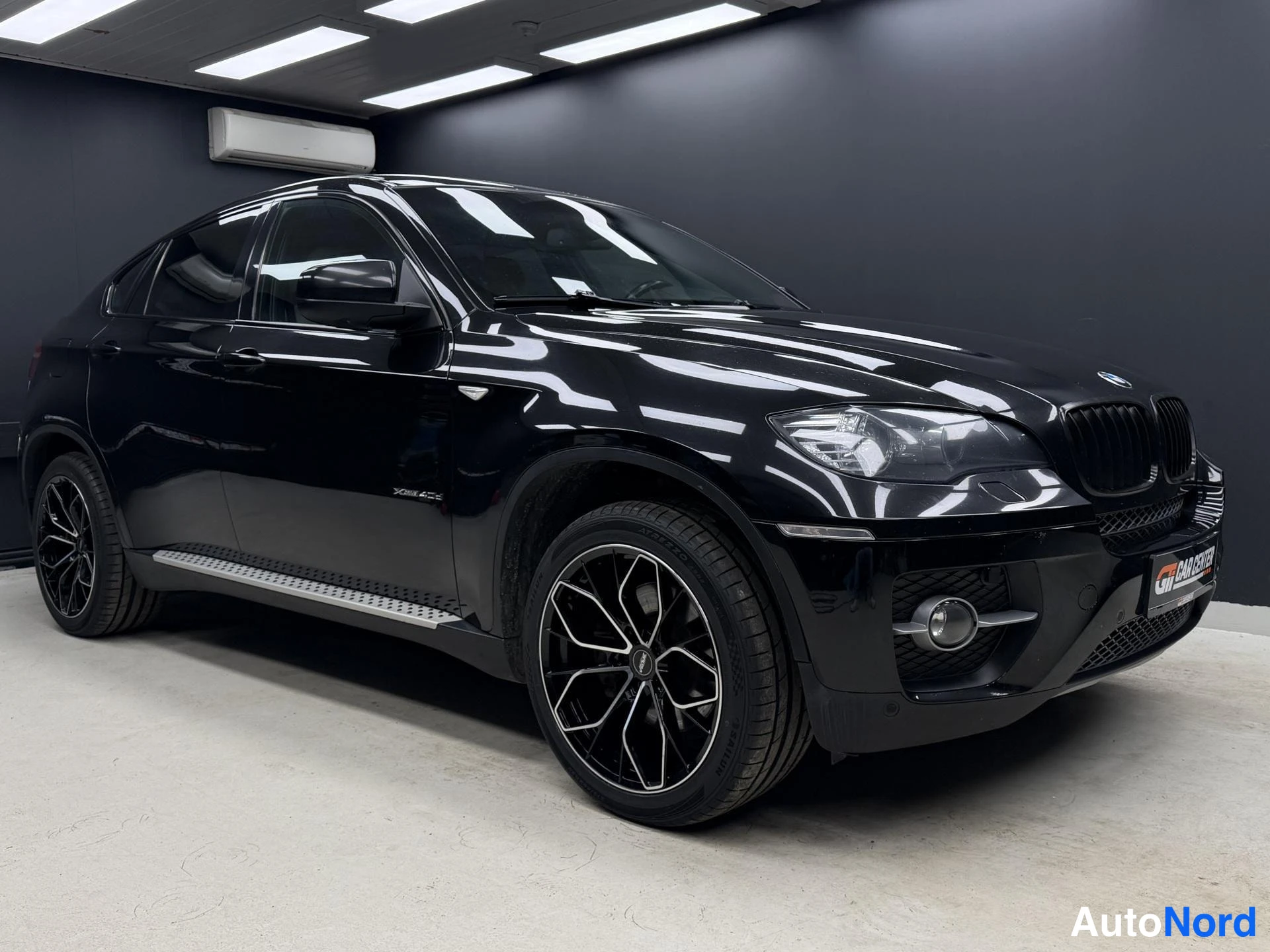 Musta BMW X6 2012, etuviisto, keula oikealle, kuva 2