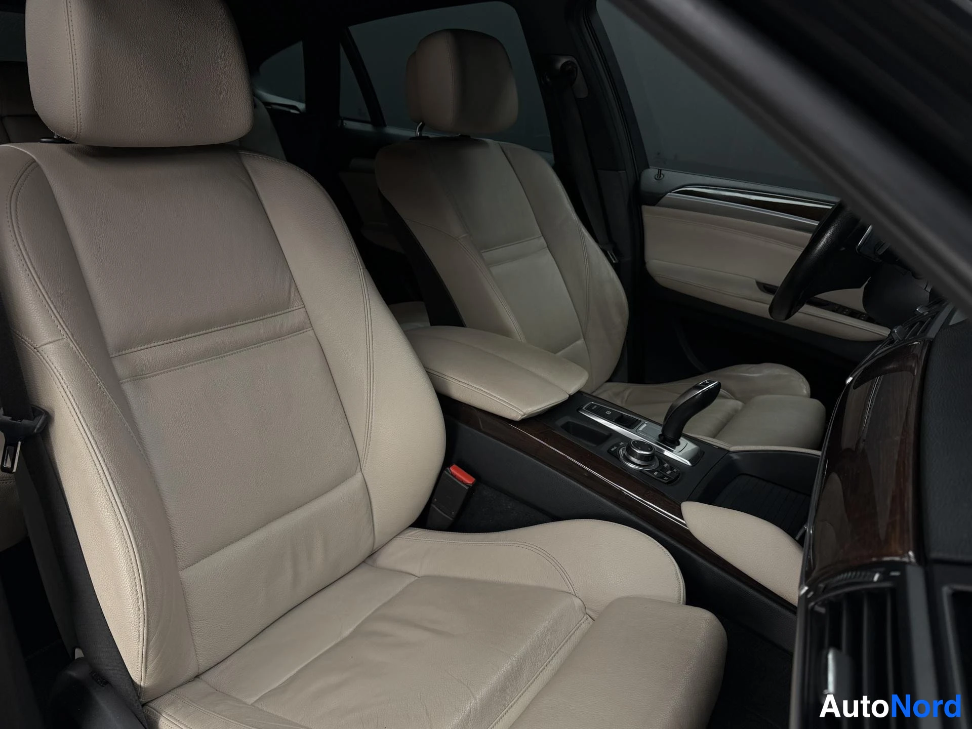 Musta BMW X6 2012, etuviisto, keula oikealle, kuva 4