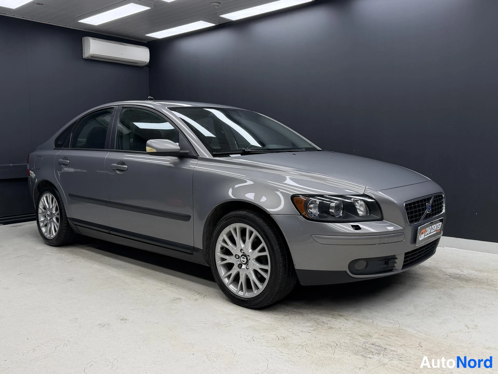 Harmaa Volvo S40 2005, etuviisto, keula oikealle, kuva 2