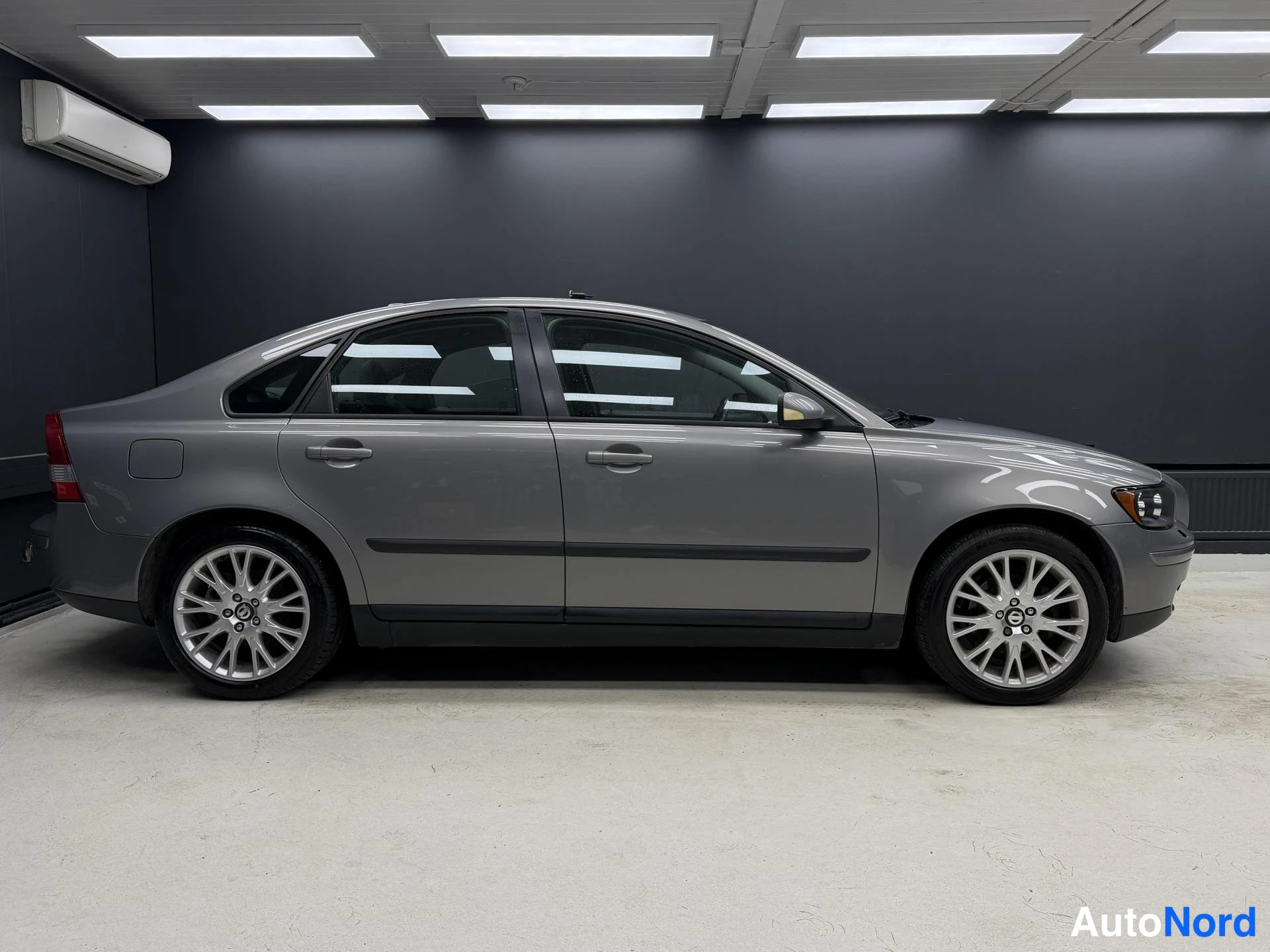 Harmaa Volvo S40 2005, sivulta, kuva 4