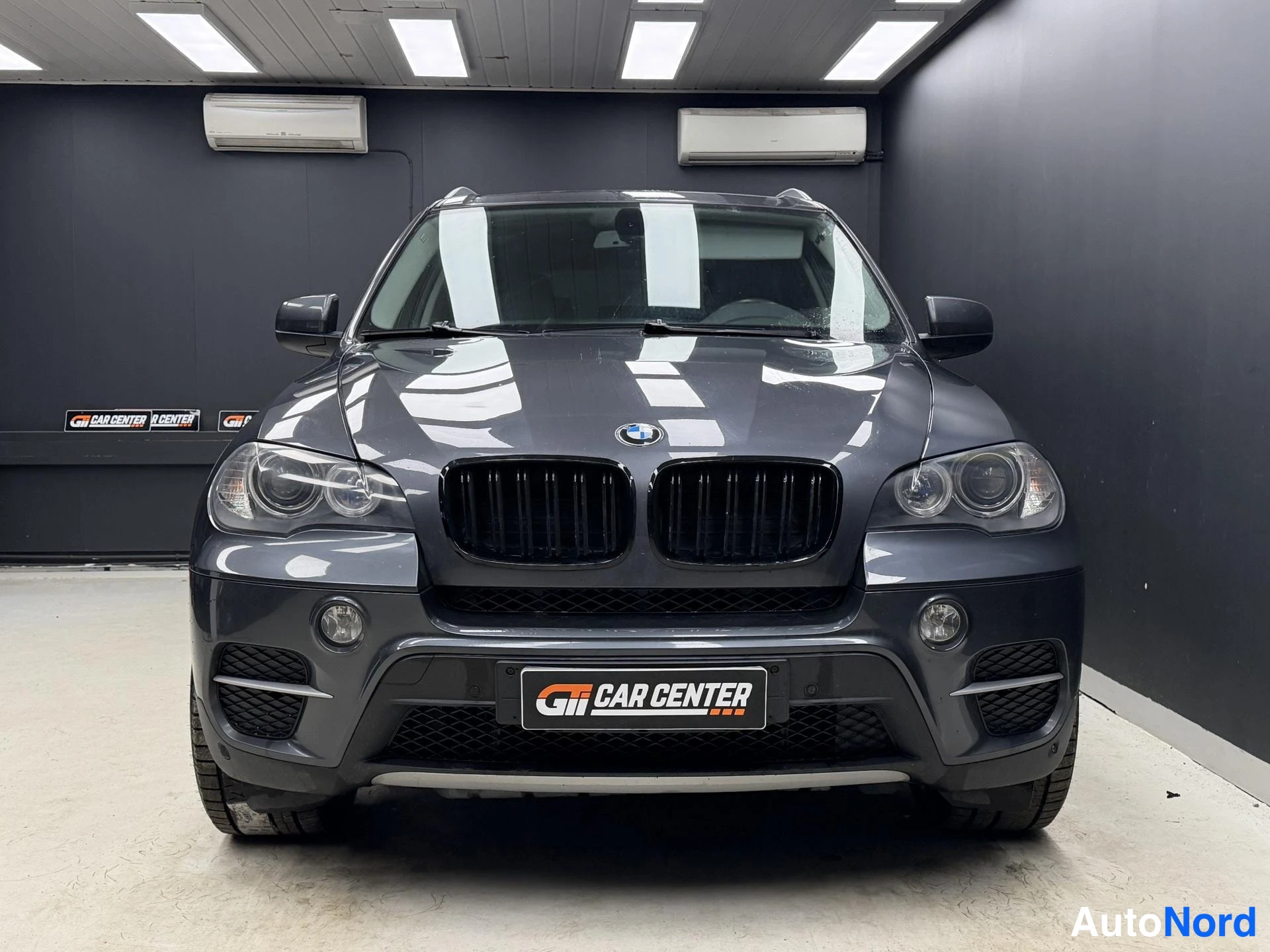 Harmaa BMW X5 2011, edestä, kuva 3