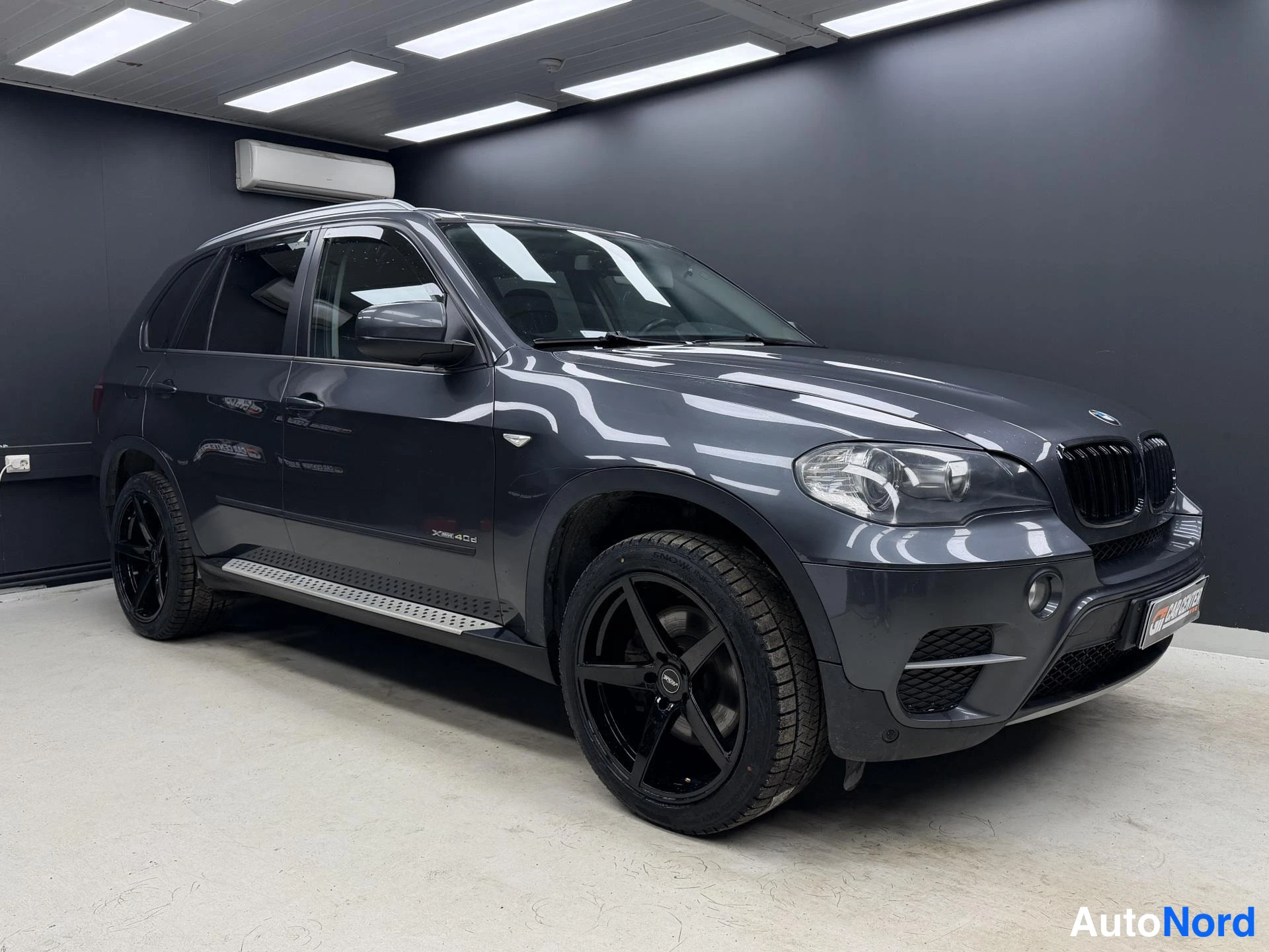 Harmaa BMW X5 2011, etuviisto, keula oikealle, kuva 2