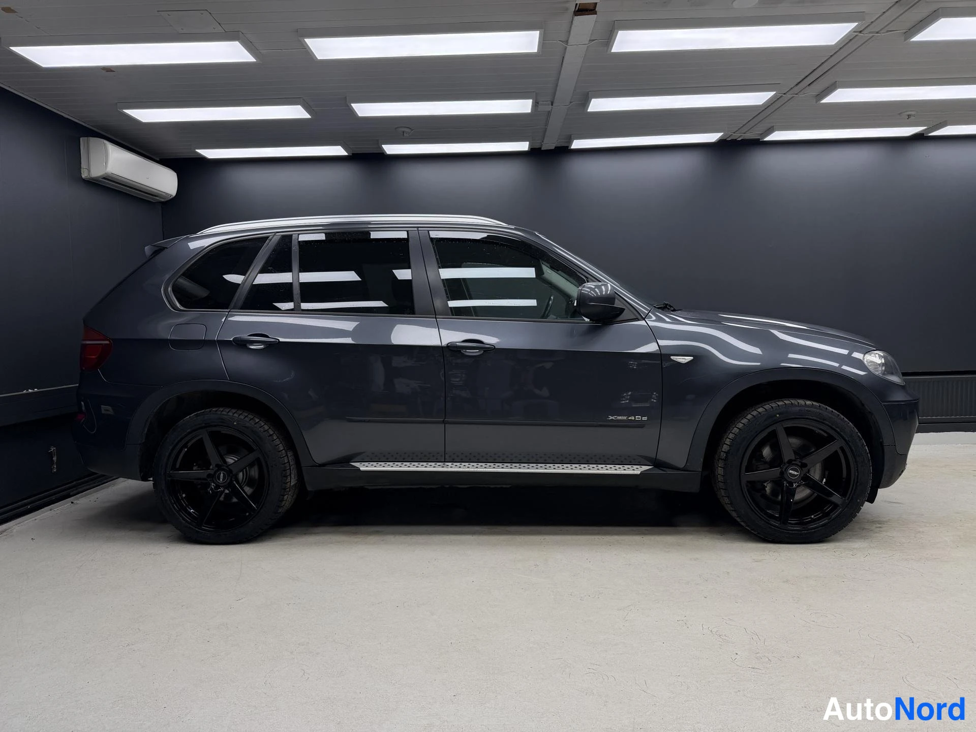 Harmaa BMW X5 2011, sivulta, kuva 4