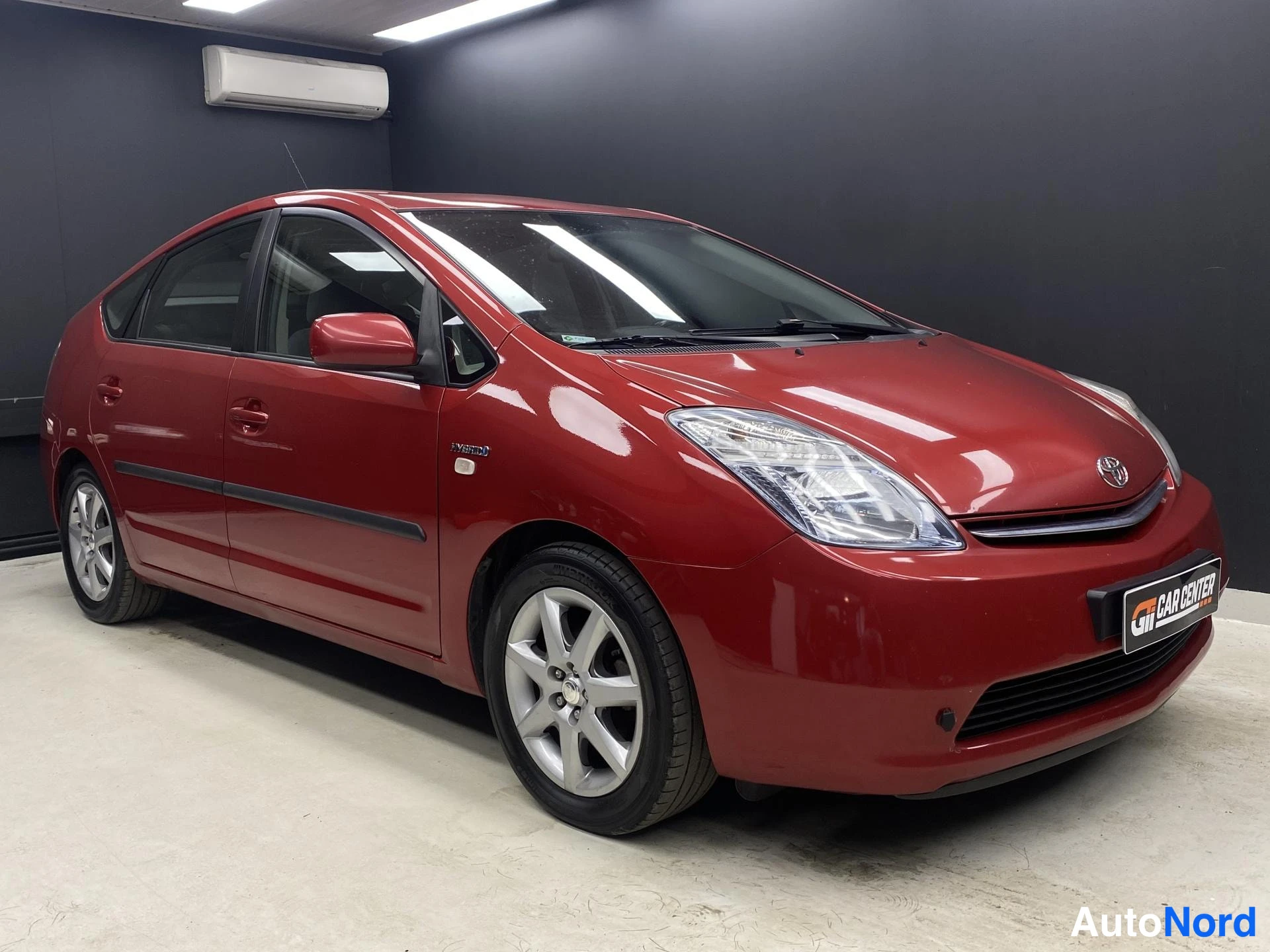 Punainen Toyota Prius 2009, etuviisto, keula oikealle, kuva 2