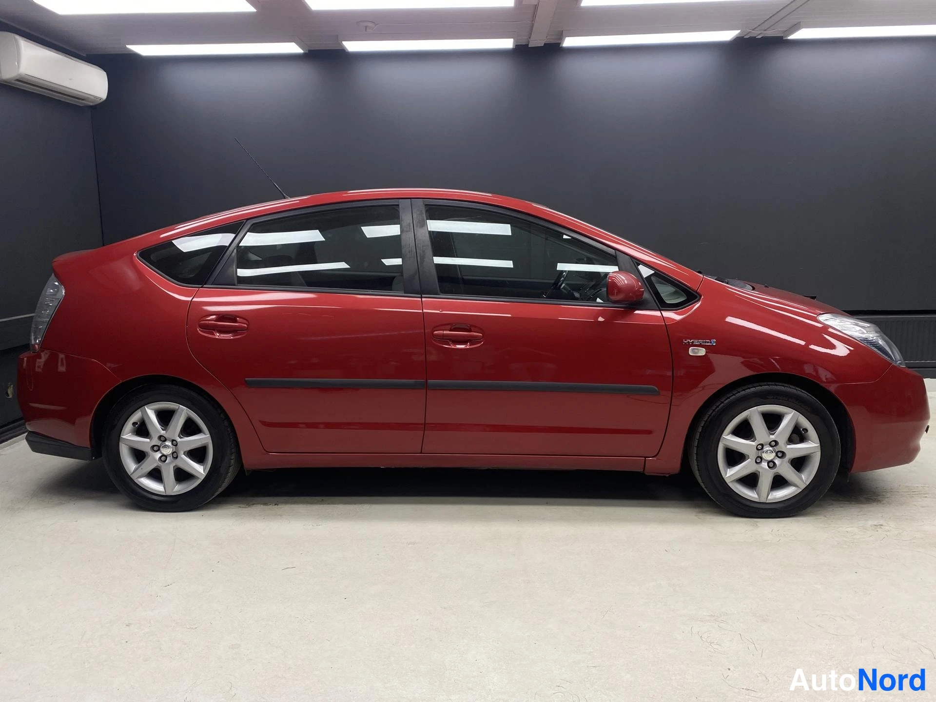 Punainen Toyota Prius 2009, sivulta, kuva 4