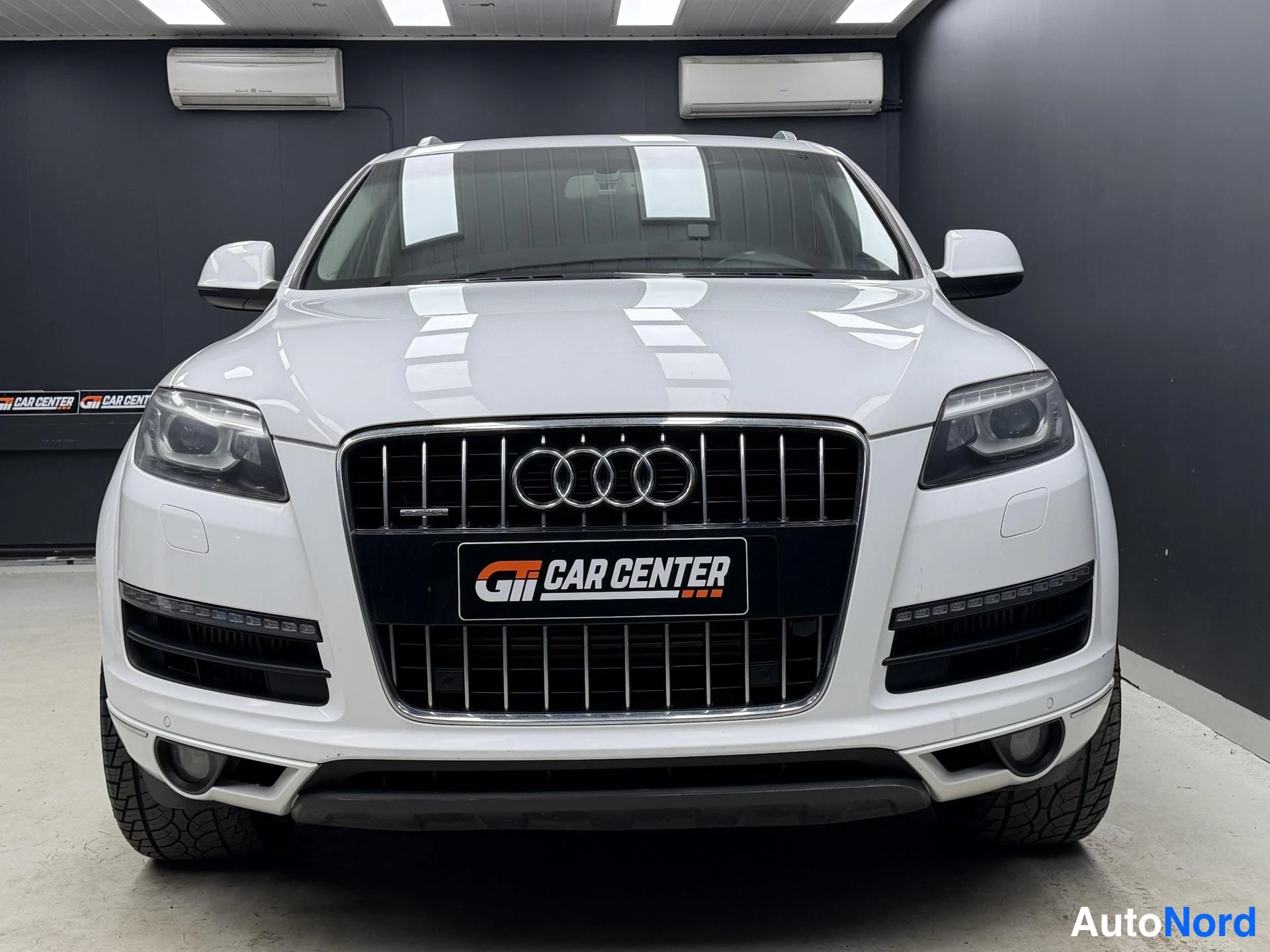 Valkoinen Audi Q7 2011, edestä, kuva 4