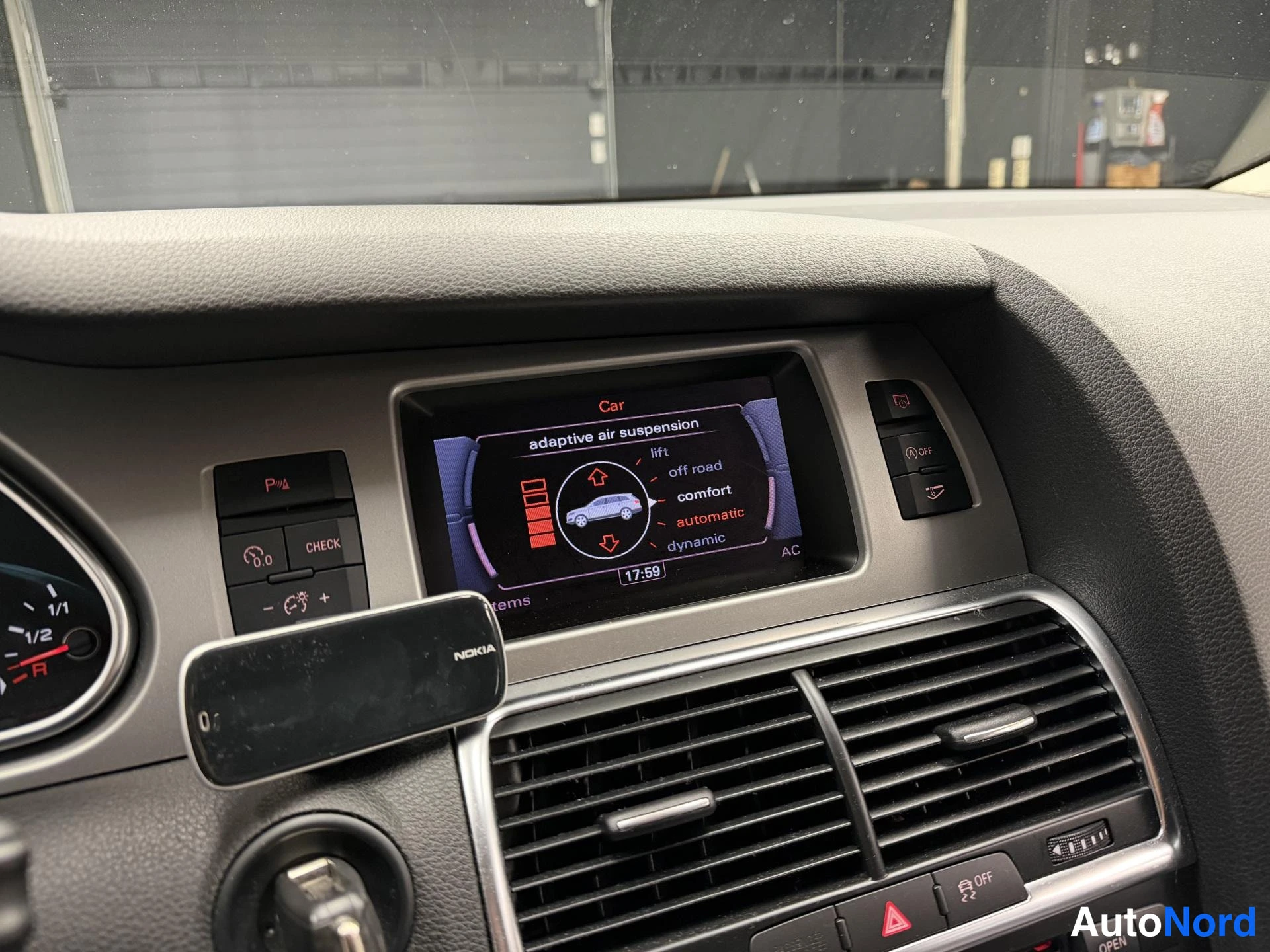 Valkoinen Audi Q7 2011, kuva 20