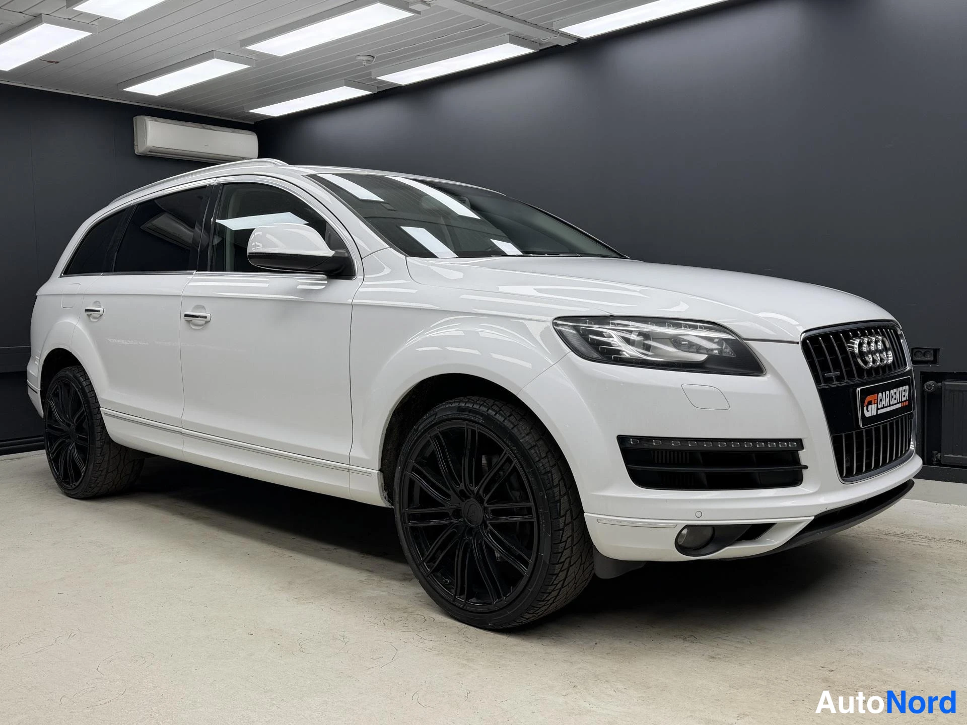 Valkoinen Audi Q7 2011, etuviisto, keula oikealle, kuva 2