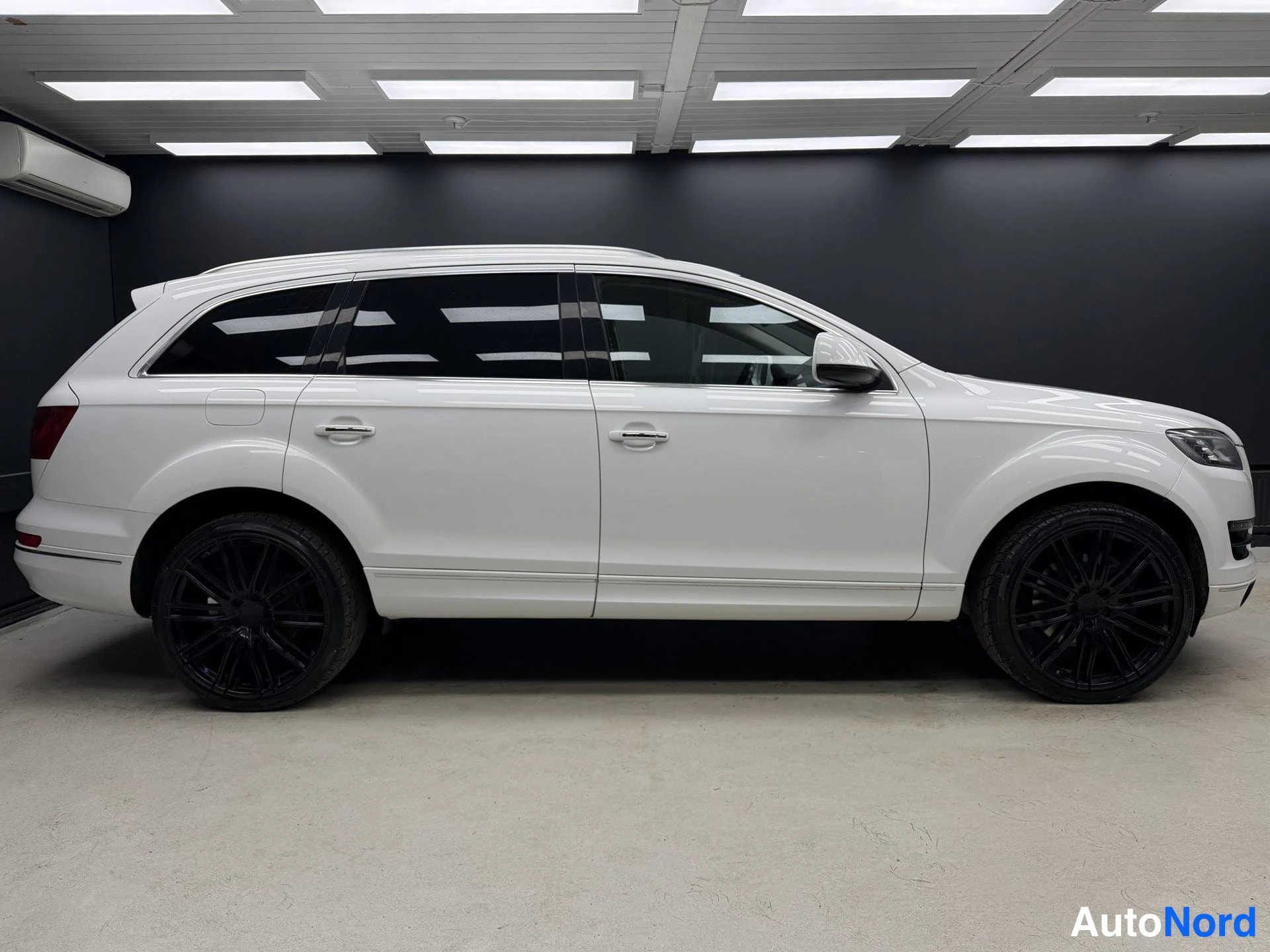 Valkoinen Audi Q7 2011, etuviisto, keula oikealle, kuva 3