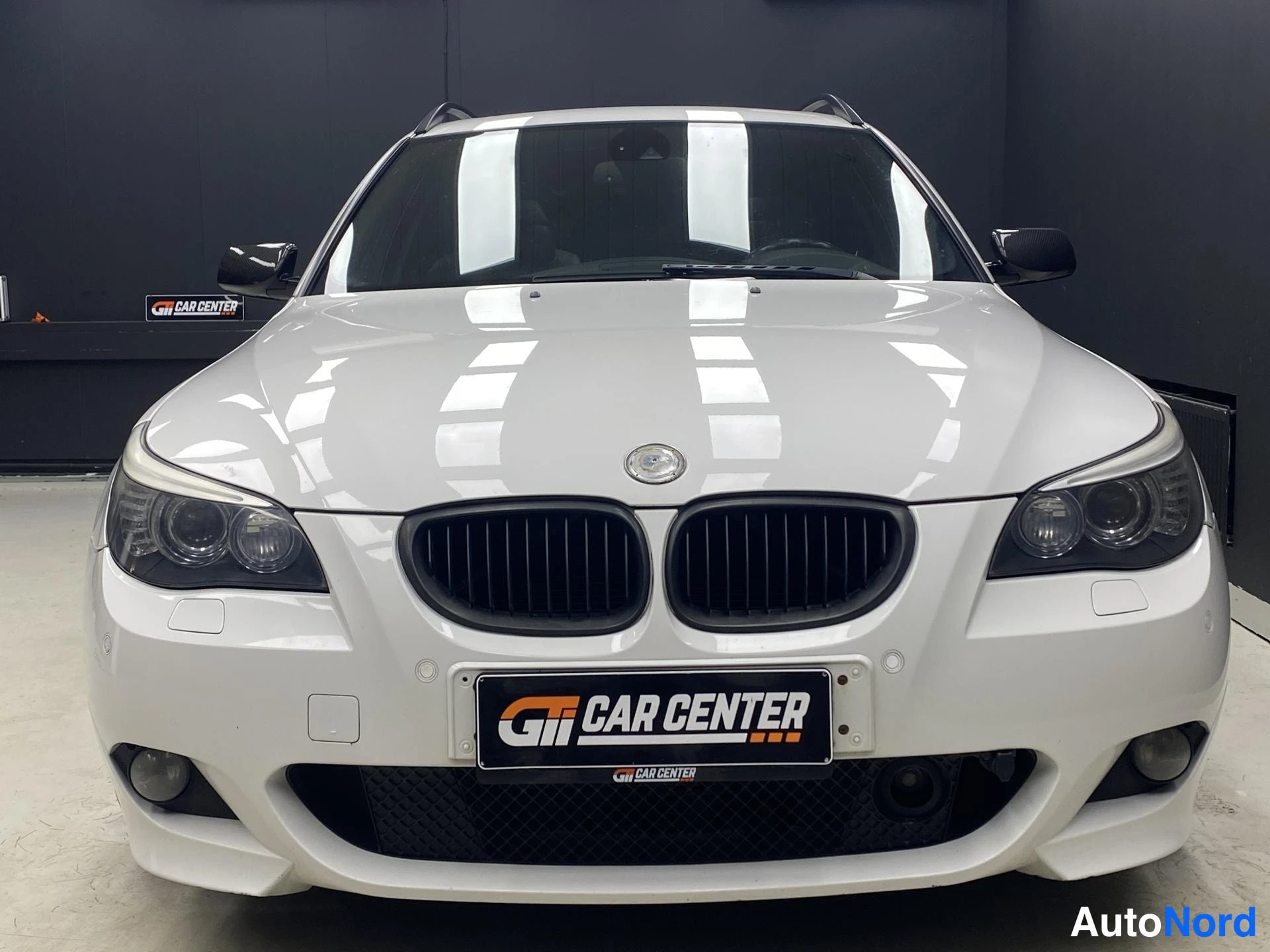 Valkoinen BMW 535d 2007, edestä, kuva 3