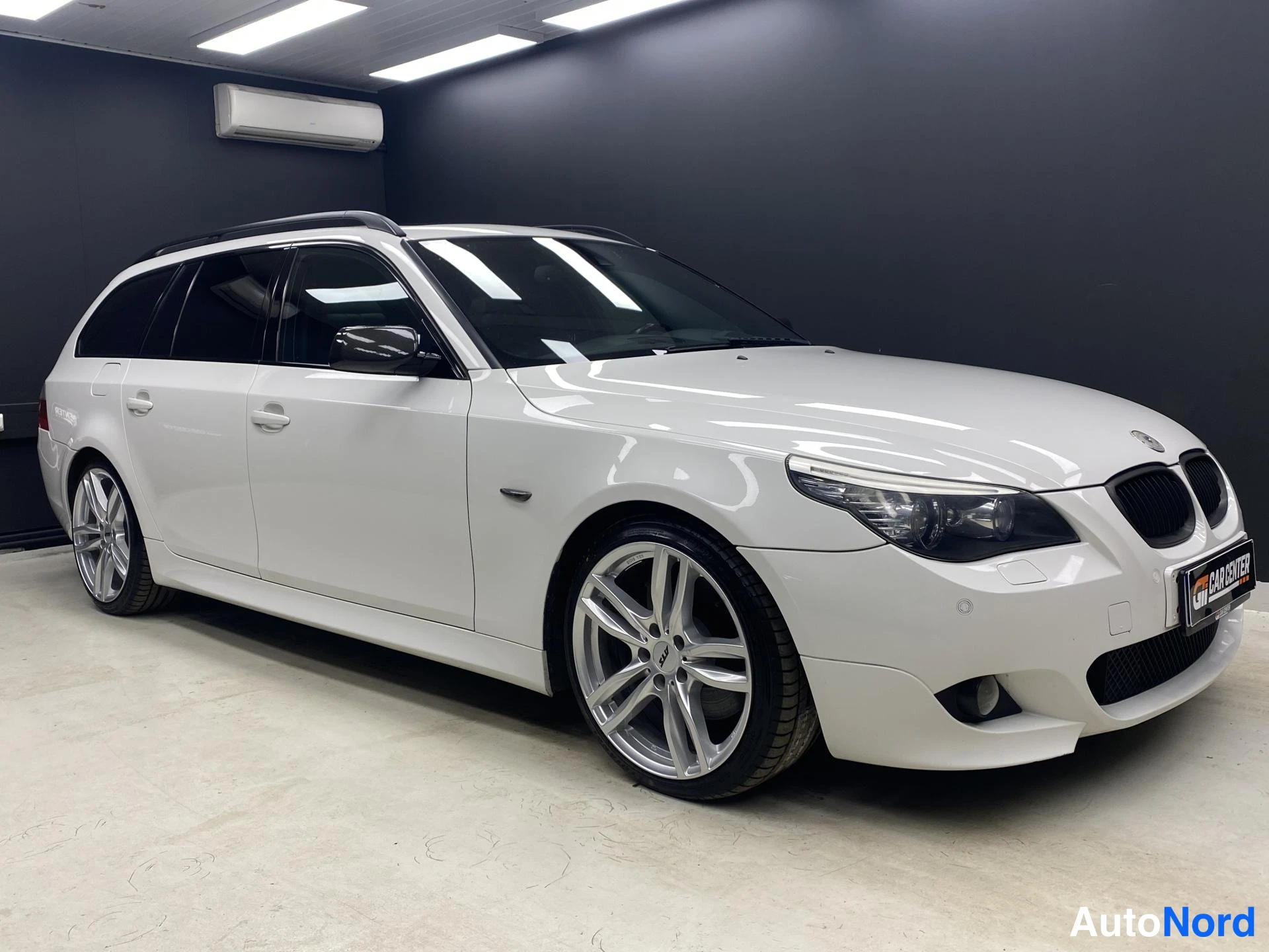 Valkoinen BMW 535d 2007, etuviisto, keula oikealle, kuva 2