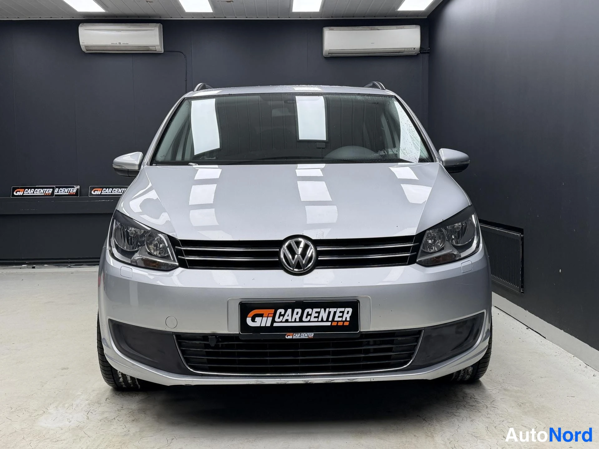 Harmaa Volkswagen Touran 2014, edestä, kuva 4