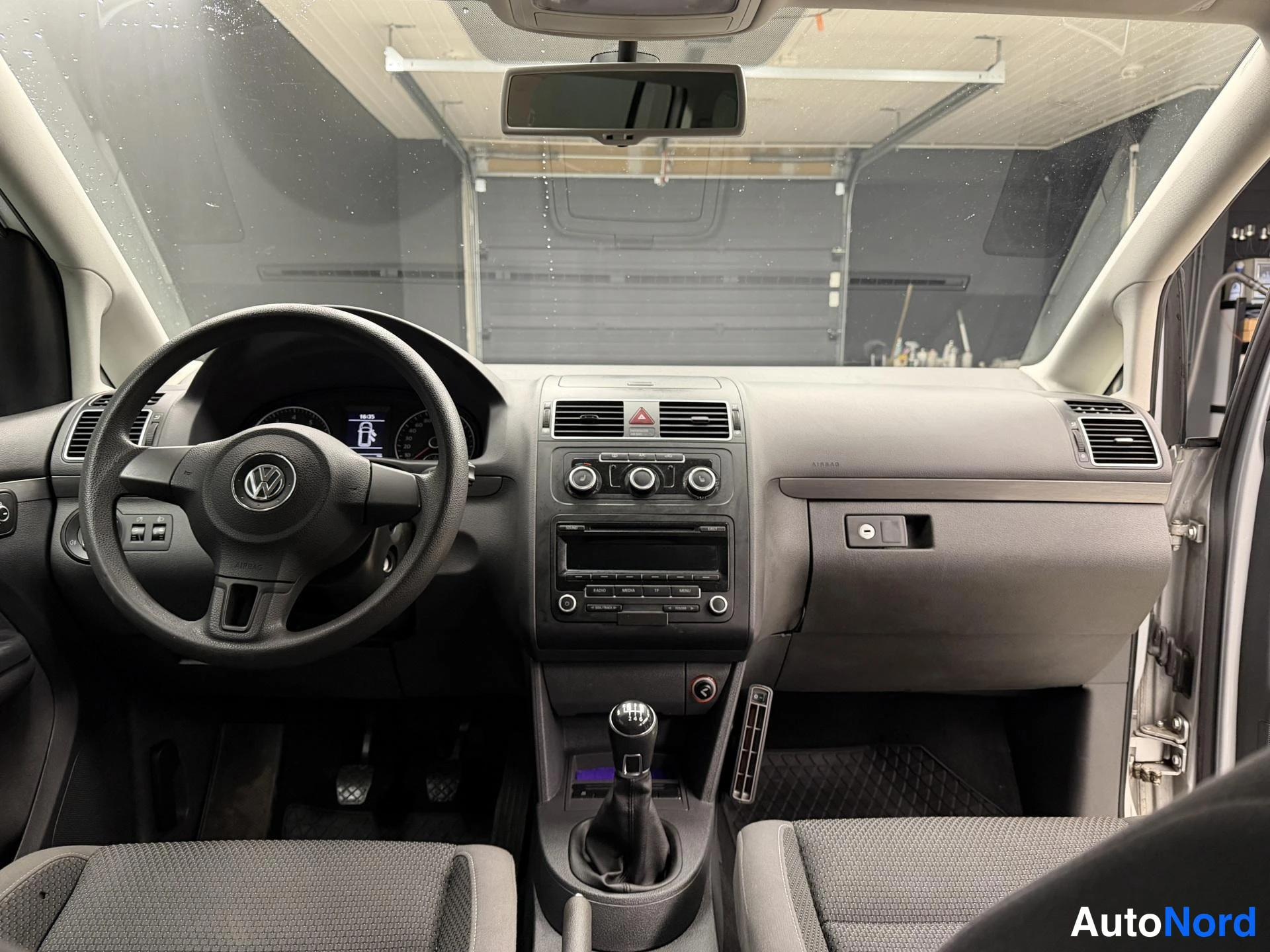 Harmaa Volkswagen Touran 2014, kuva 12