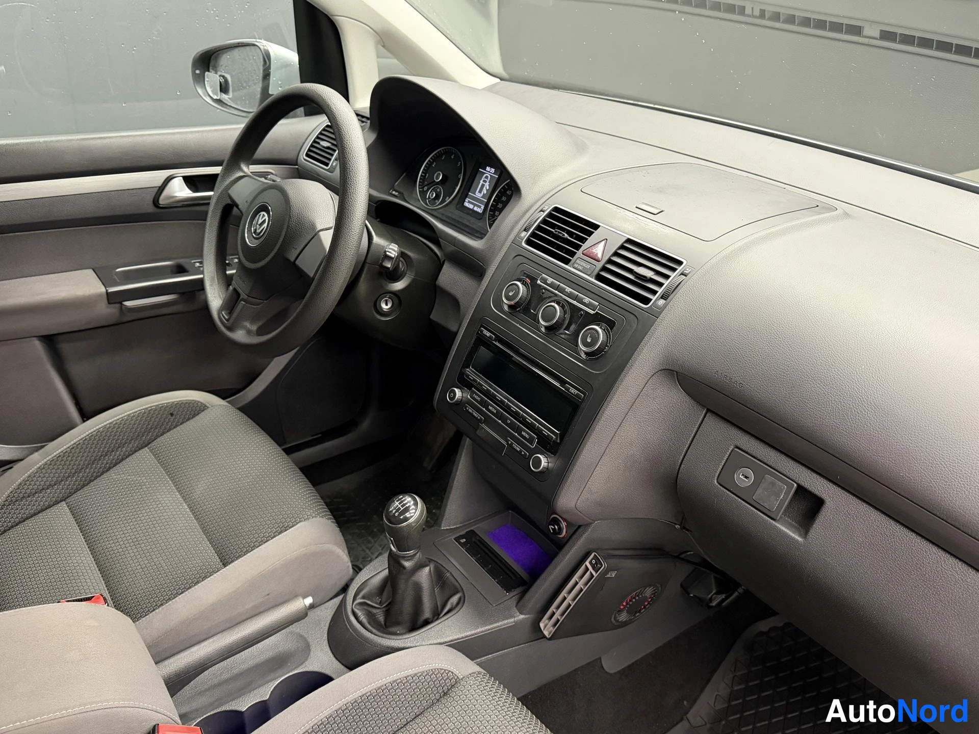 Harmaa Volkswagen Touran 2014, kuva 14