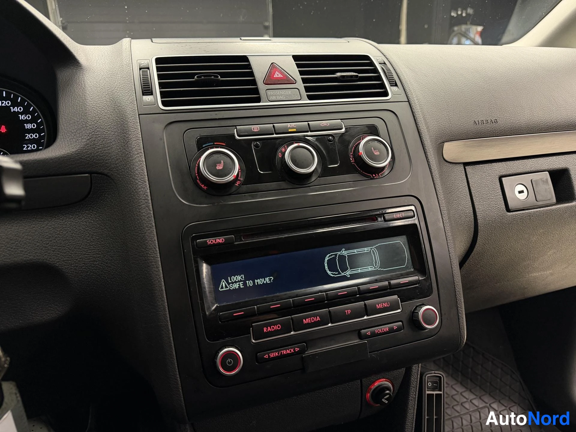 Harmaa Volkswagen Touran 2014, kuva 19
