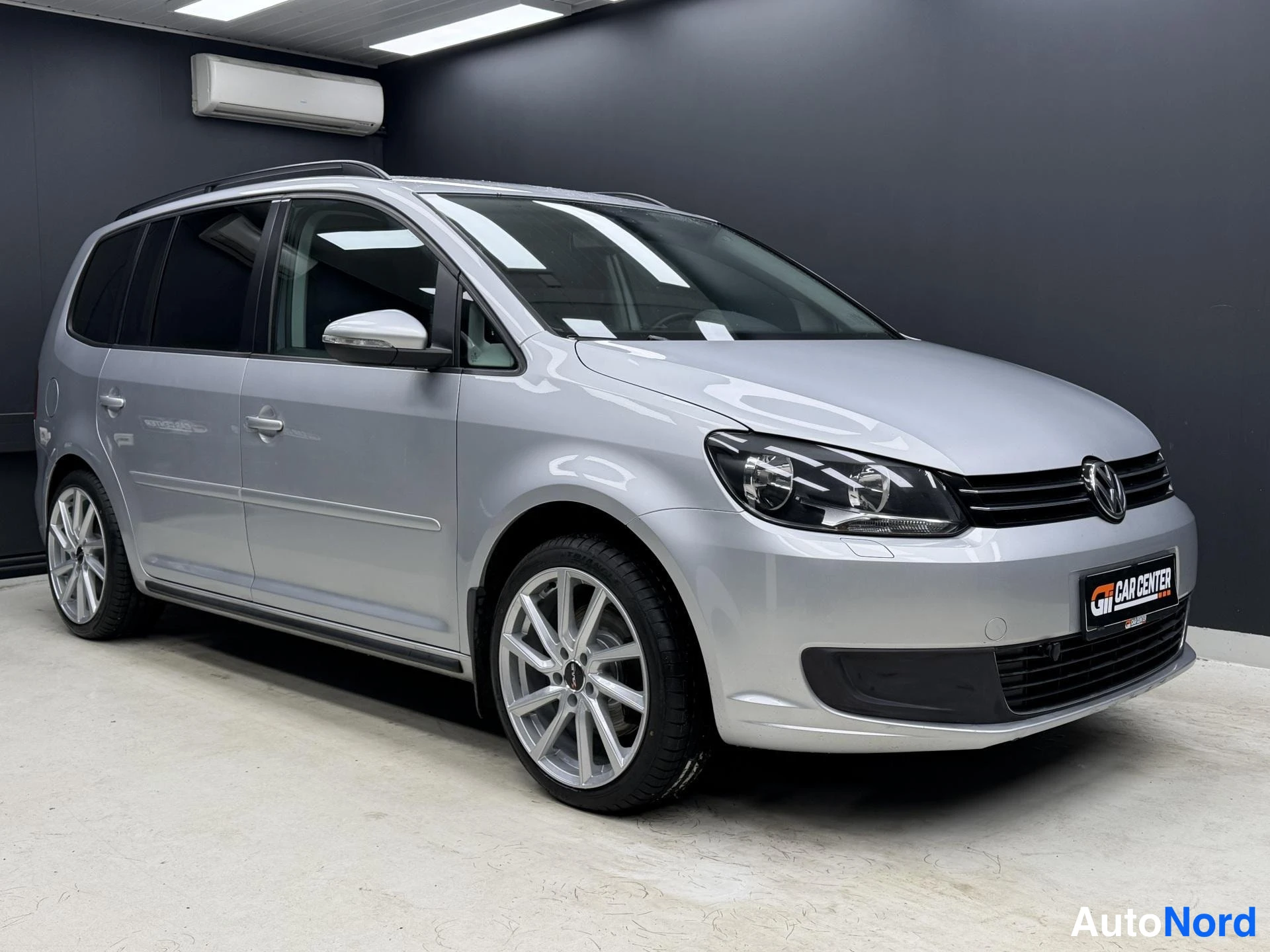 Harmaa Volkswagen Touran 2014, etuviisto, keula oikealle, kuva 2