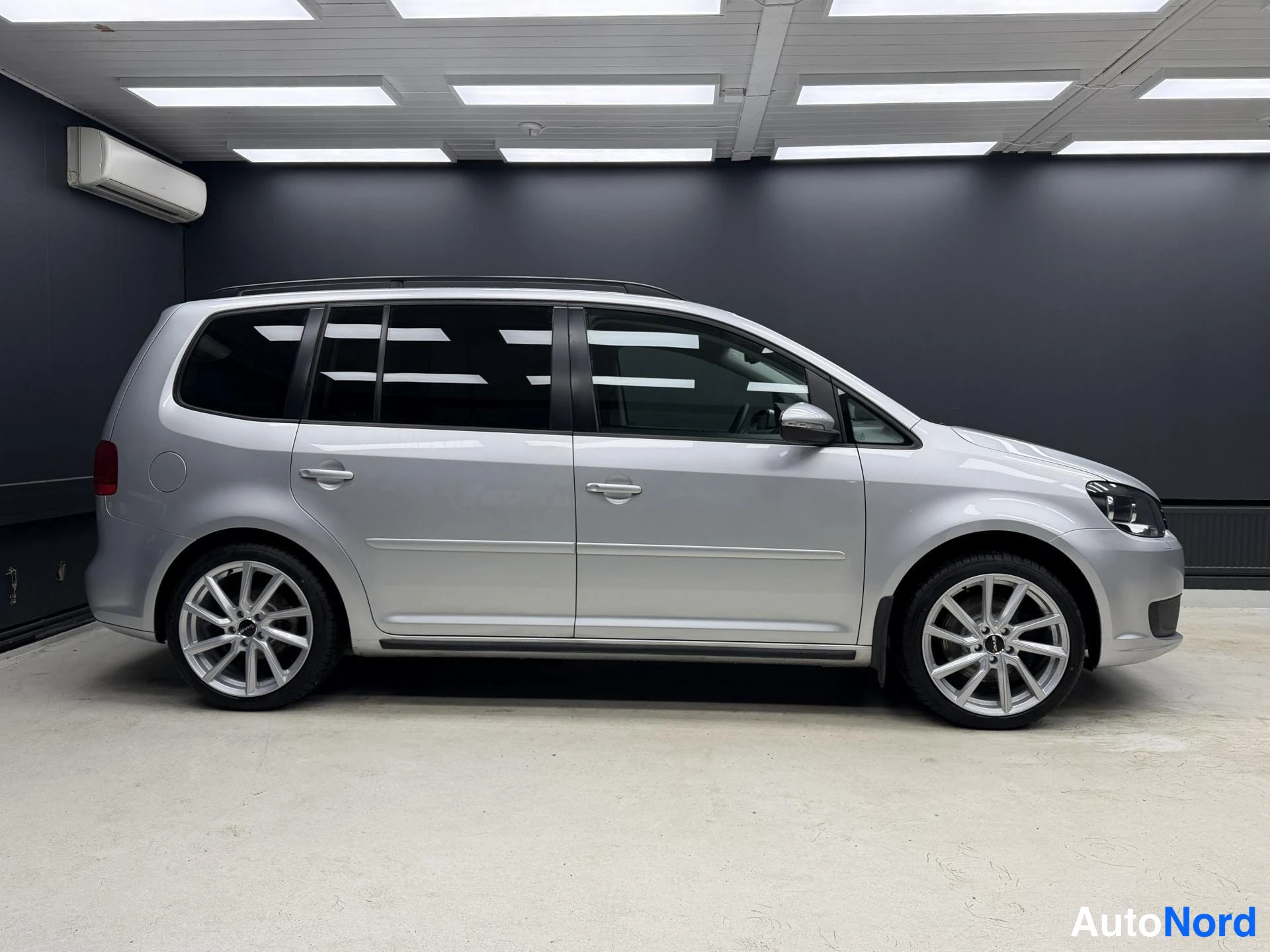Harmaa Volkswagen Touran 2014, etuviisto, keula oikealle, kuva 3