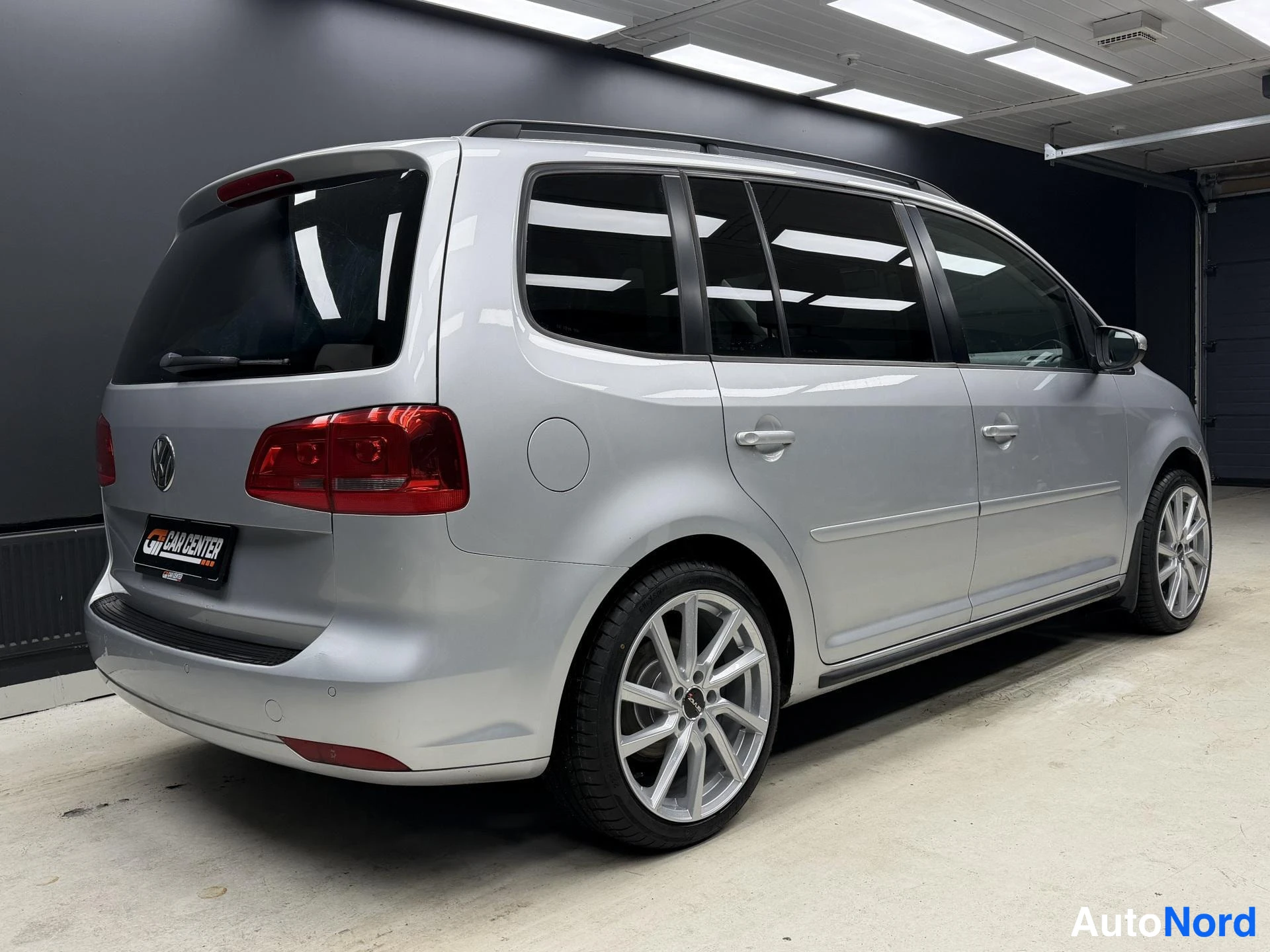Harmaa Volkswagen Touran 2014, takaviisto, kuva 5