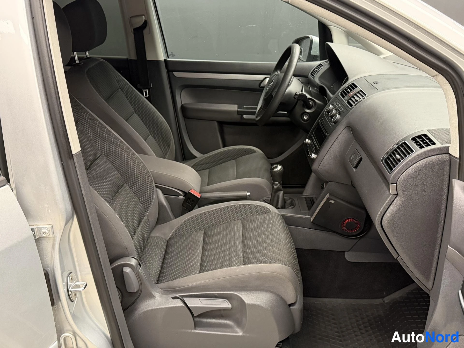 Harmaa Volkswagen Touran 2014, kuva 8