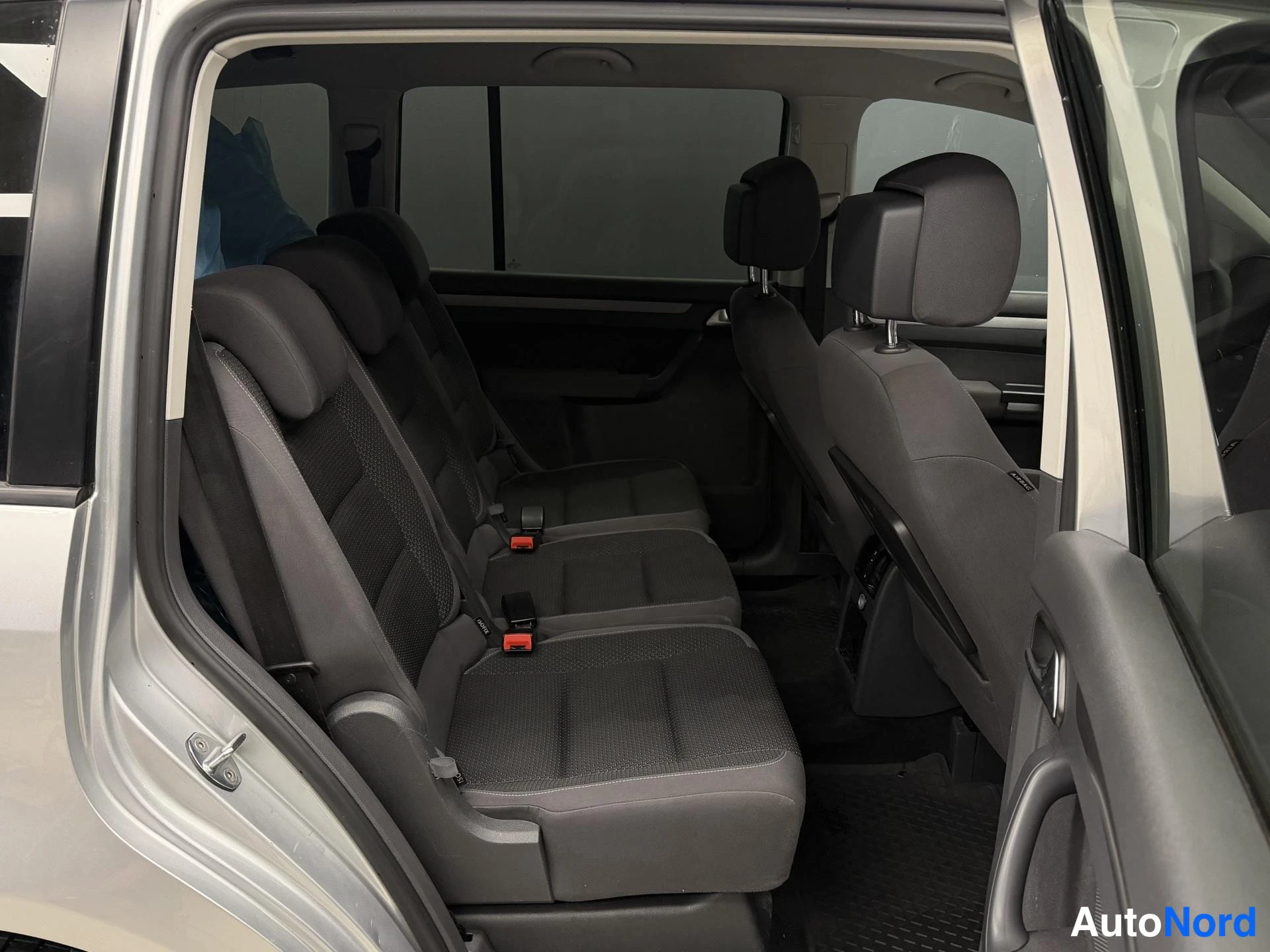 Harmaa Volkswagen Touran 2014, kuva 9