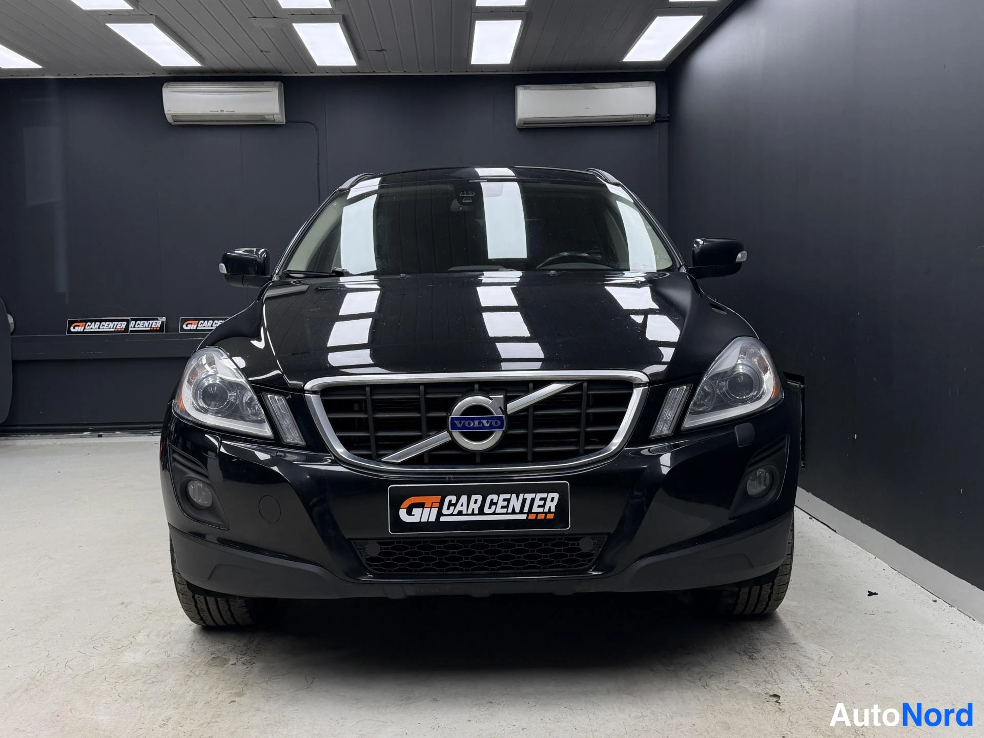Musta Volvo XC60 2009, edestä, kuva 6