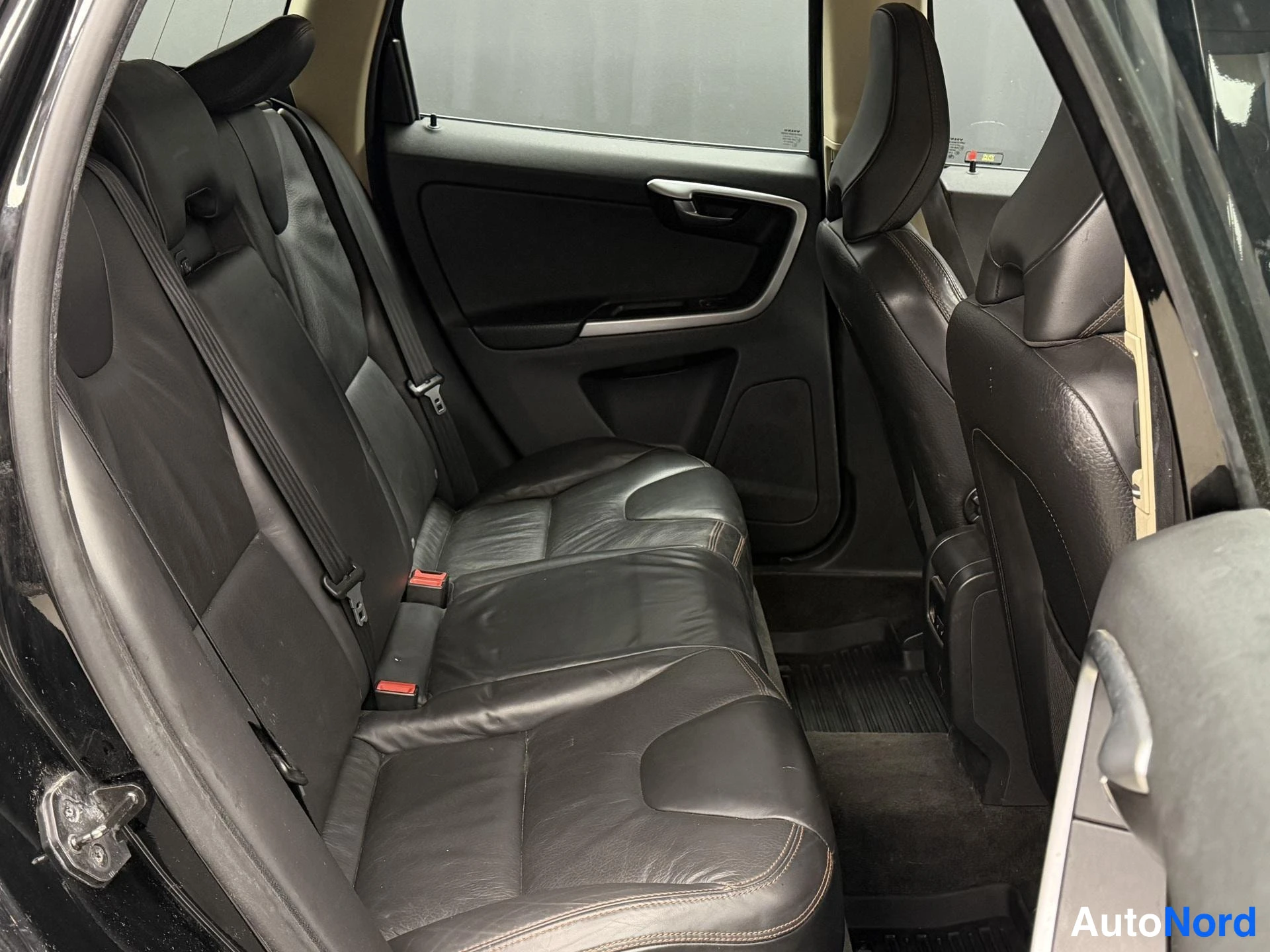 Musta Volvo XC60 2009, sivulta, kuva 7