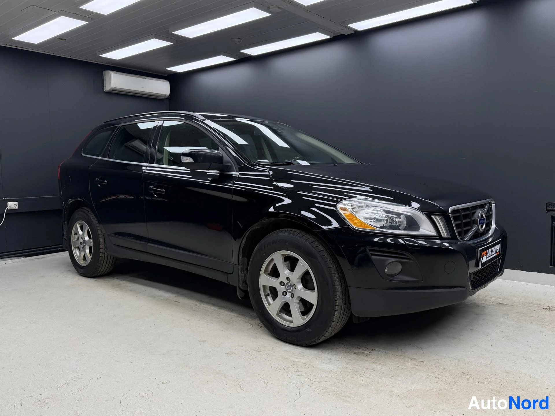Musta Volvo XC60 2009, etuviisto, keula oikealle, kuva 2