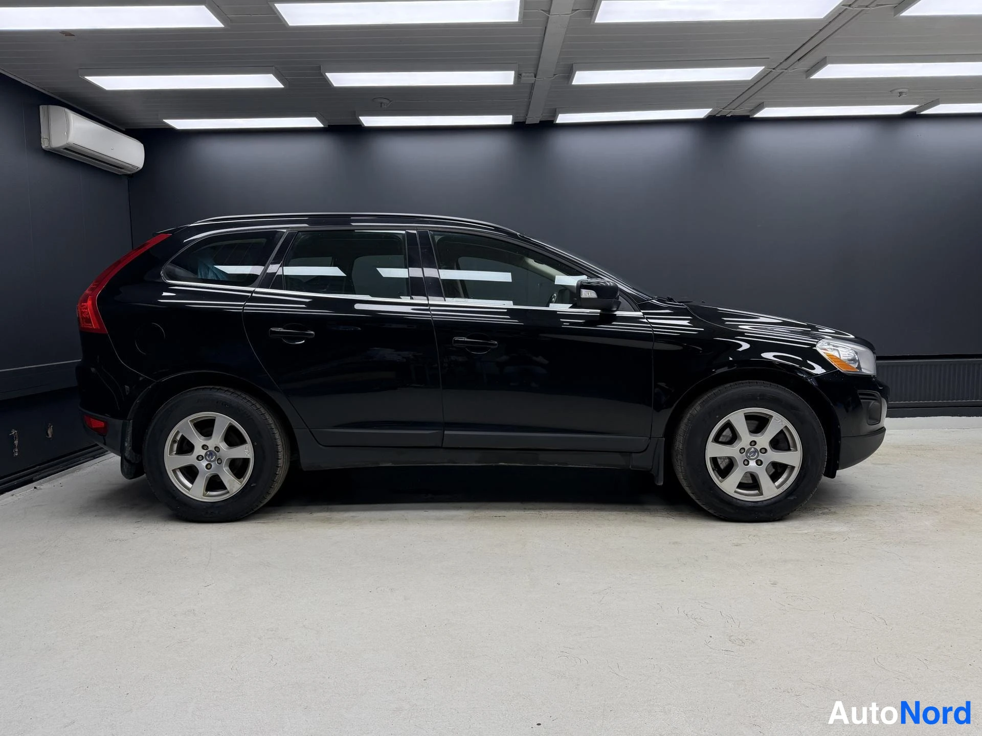 Musta Volvo XC60 2009, etuviisto, keula oikealle, kuva 3