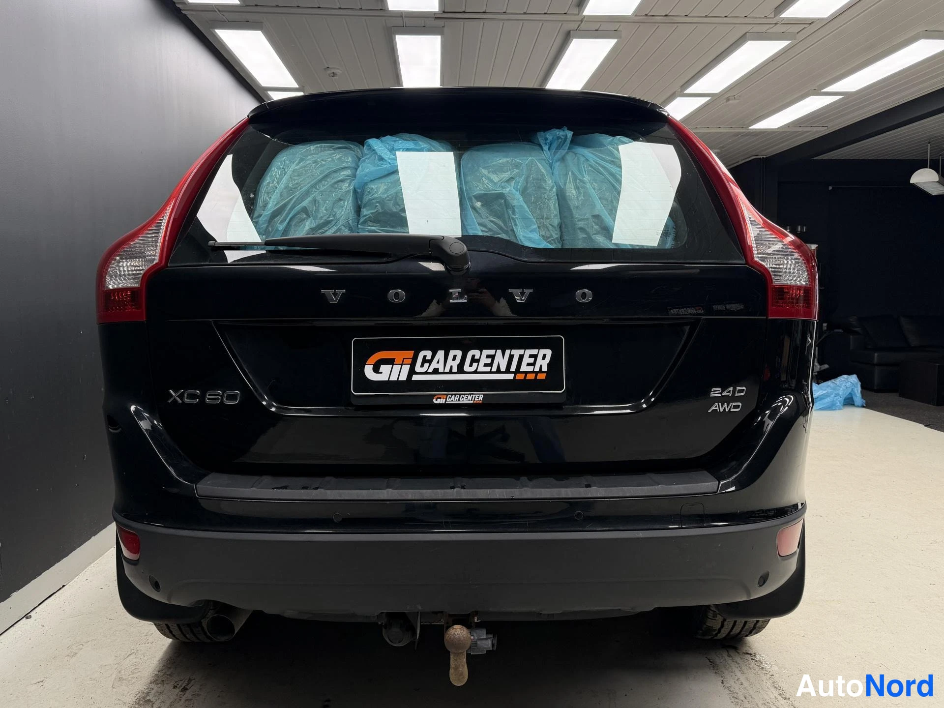 Musta Volvo XC60 2009, takaa, kuva 9