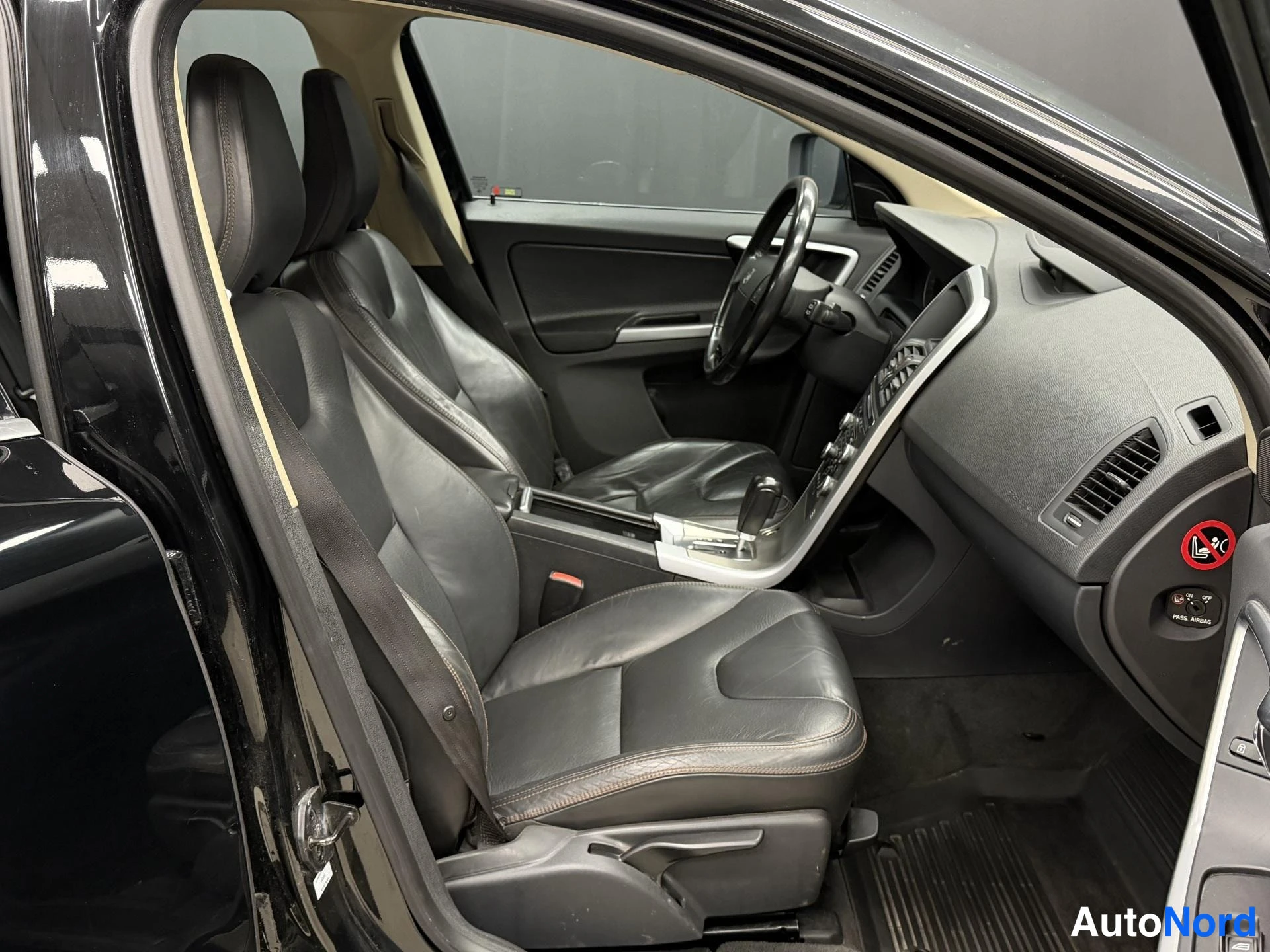 Musta Volvo XC60 2009, etuviisto, keula oikealle, kuva 4