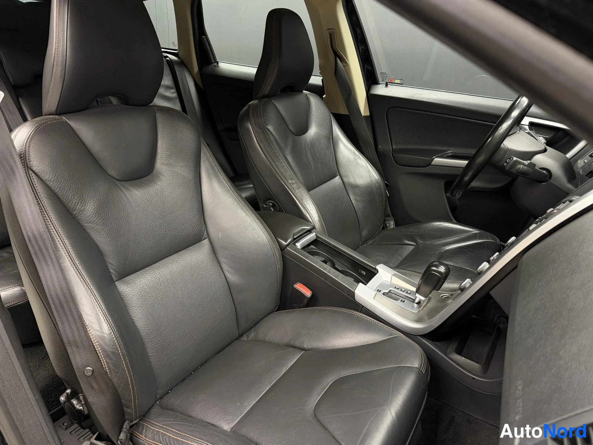 Musta Volvo XC60 2009, etuviisto, keula oikealle, kuva 5