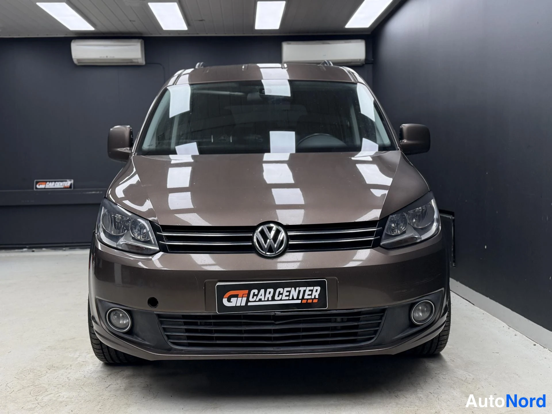 Ruskea Volkswagen Caddy 2013, edestä, kuva 3