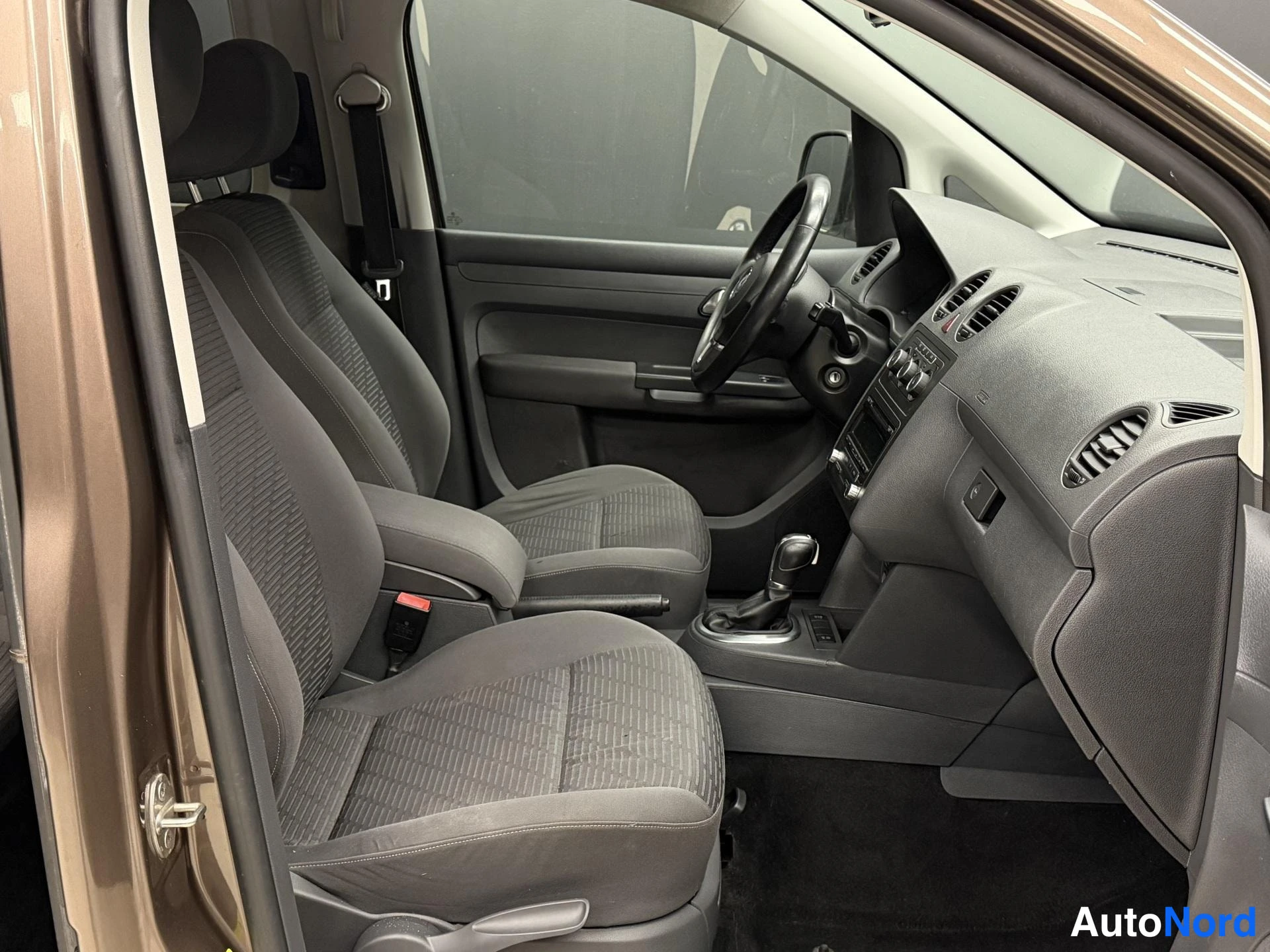Ruskea Volkswagen Caddy 2013, kuva 8