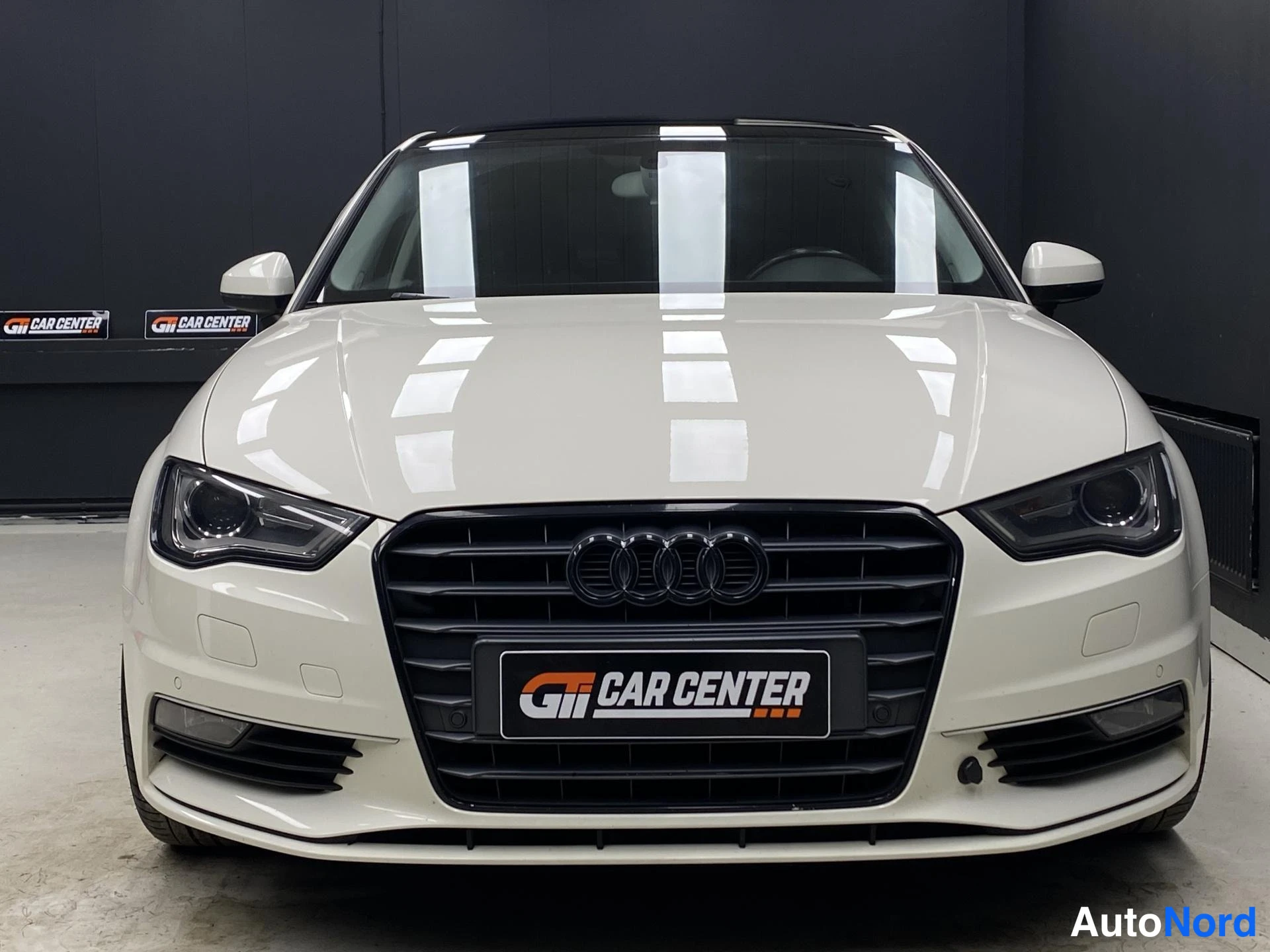 Vit Audi A3 2015, framifrån, bild 6