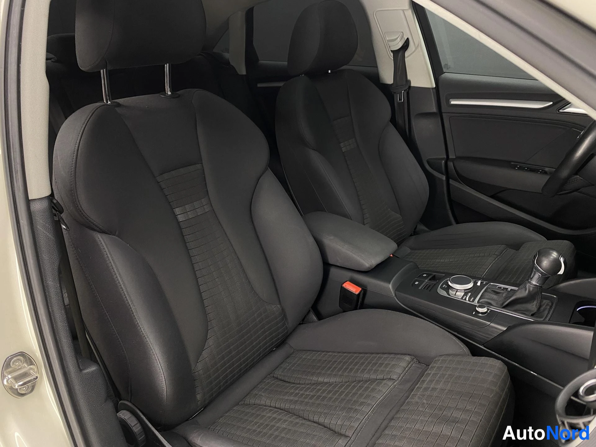 Vit Audi A3 2015, bild 16