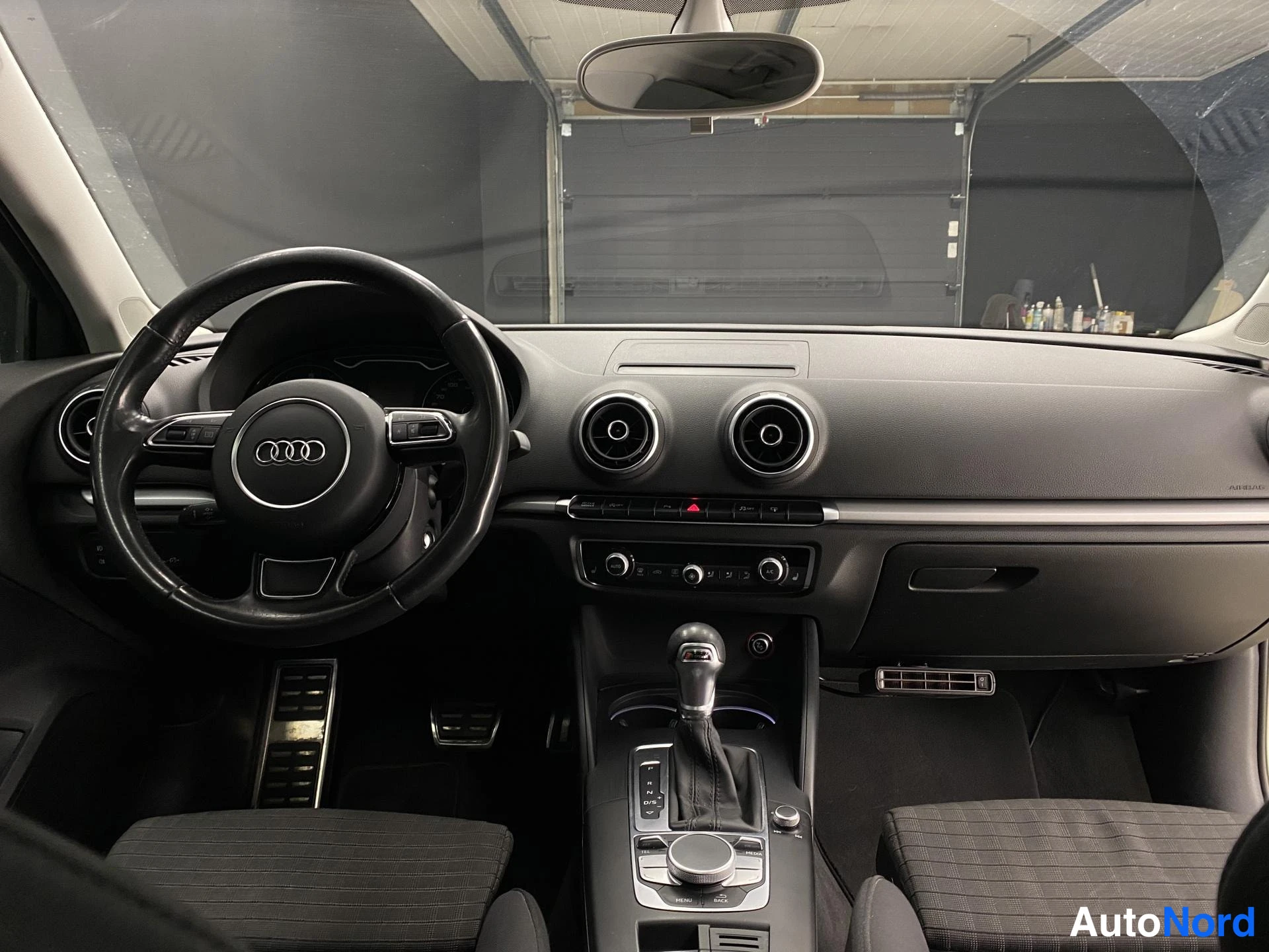 Vit Audi A3 2015, framsäten, bild 11