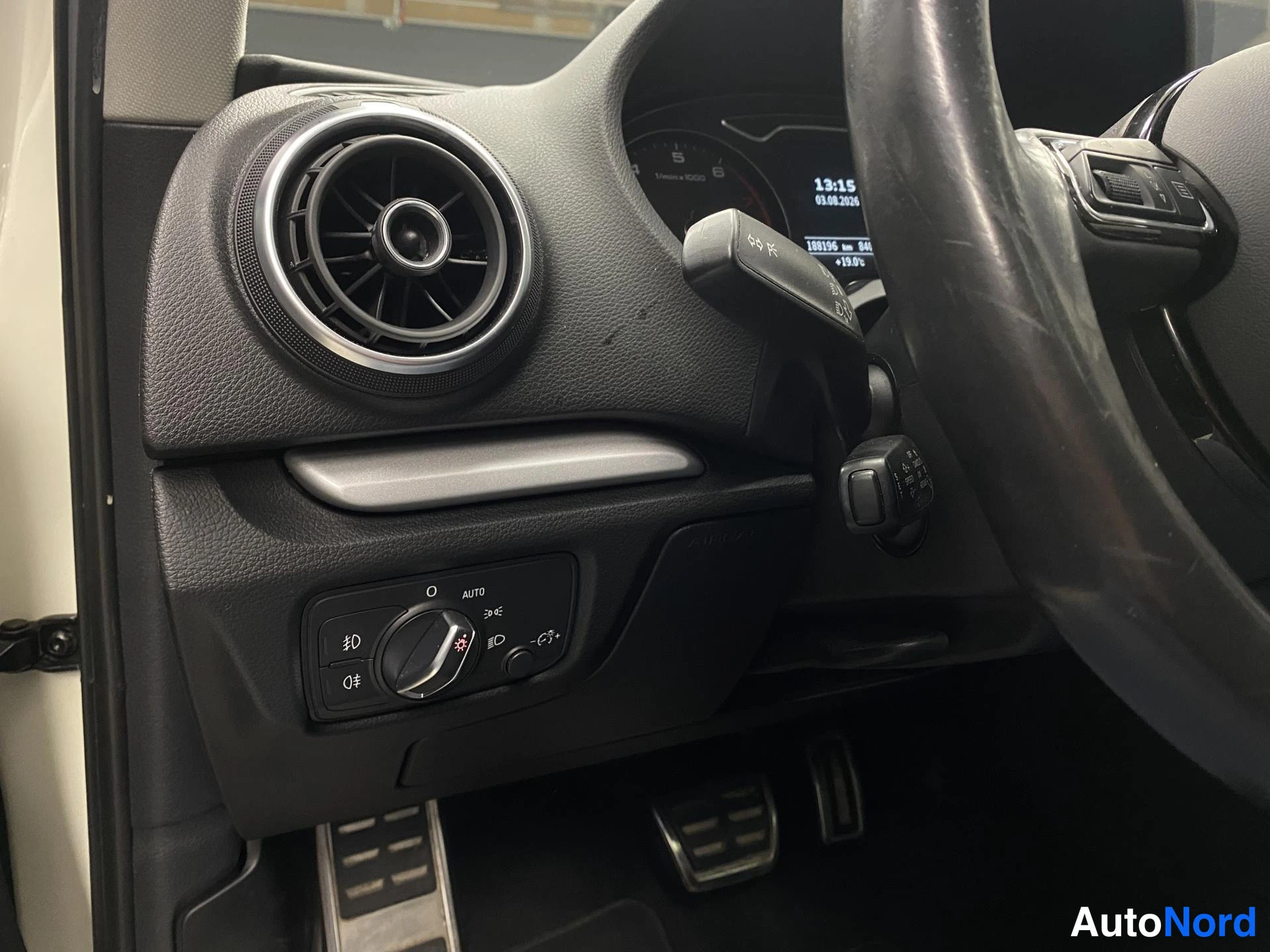 Vit Audi A3 2015, framsäten, bild 12