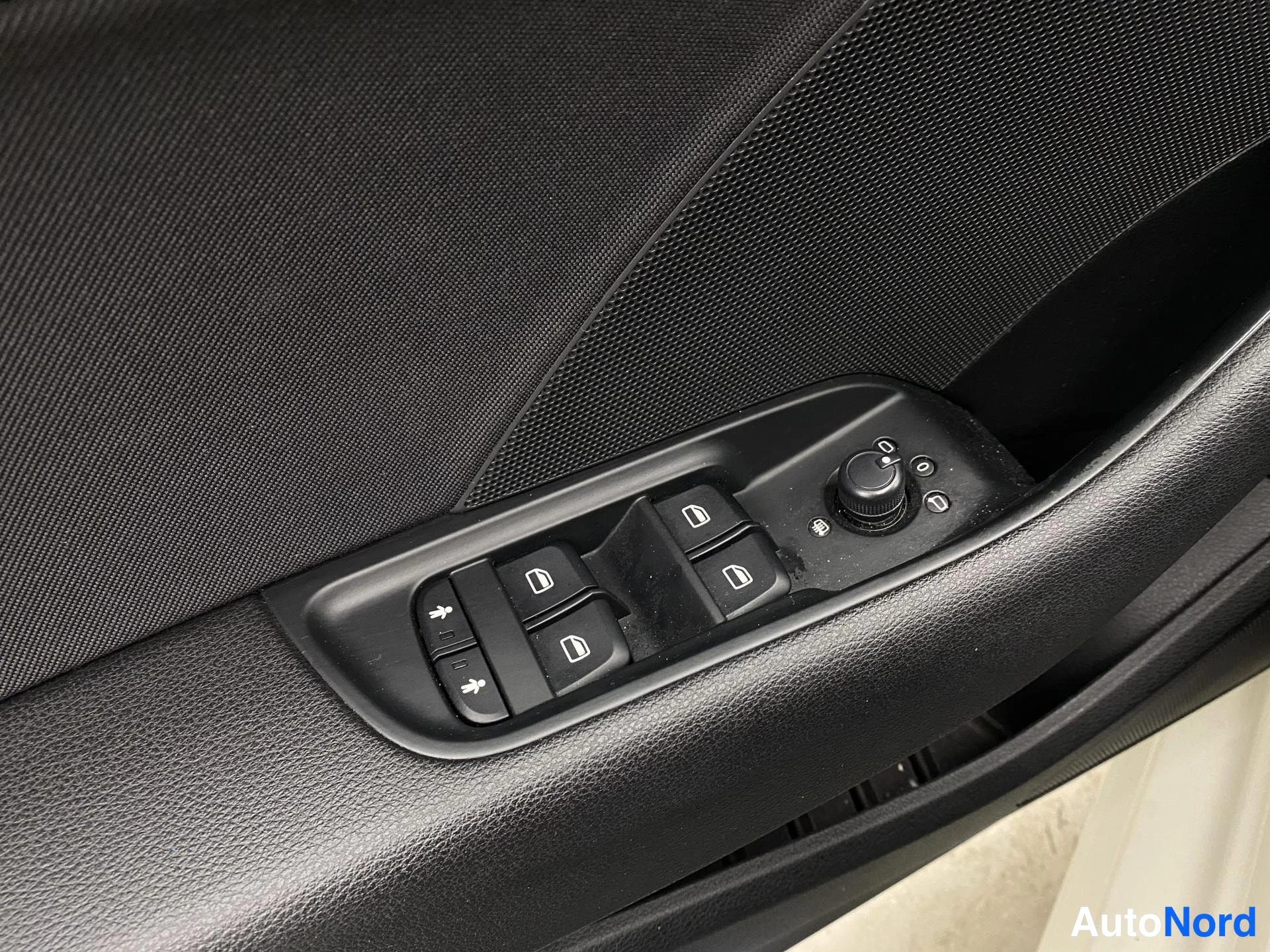Vit Audi A3 2015, framsäten, bild 13
