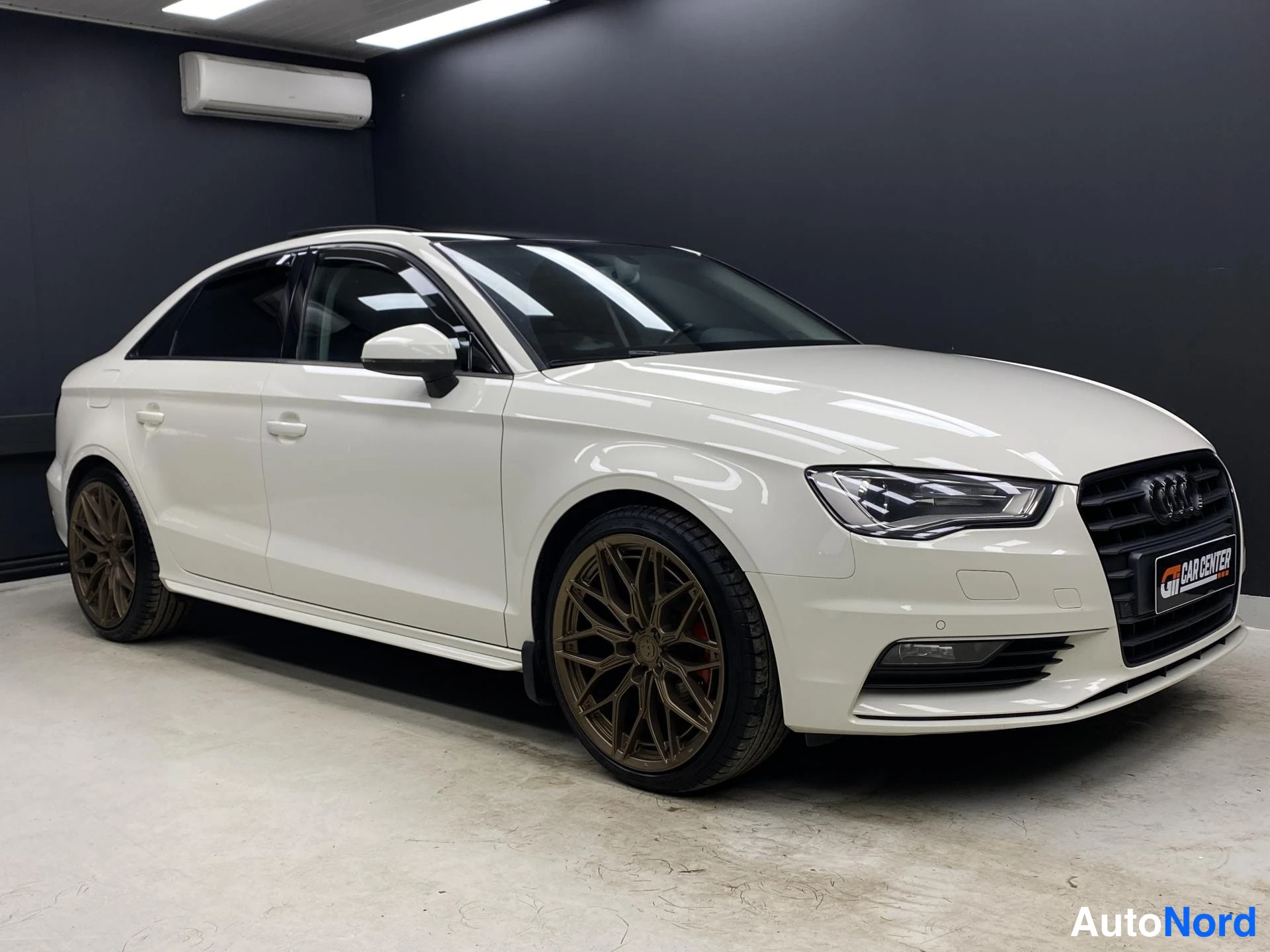 Vit Audi A3 2015, snett framifrån, fronten åt höger, bild 2