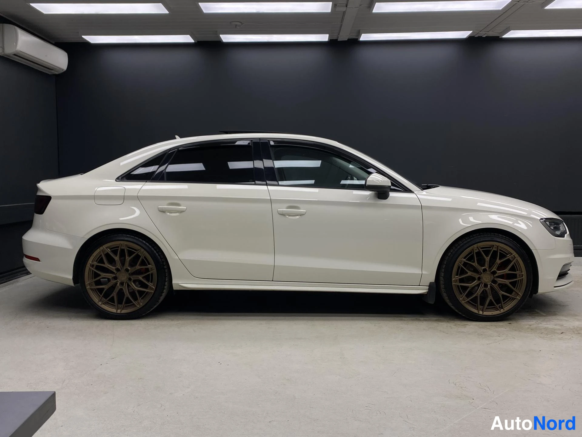 Vit Audi A3 2015, snett framifrån, fronten åt höger, bild 3