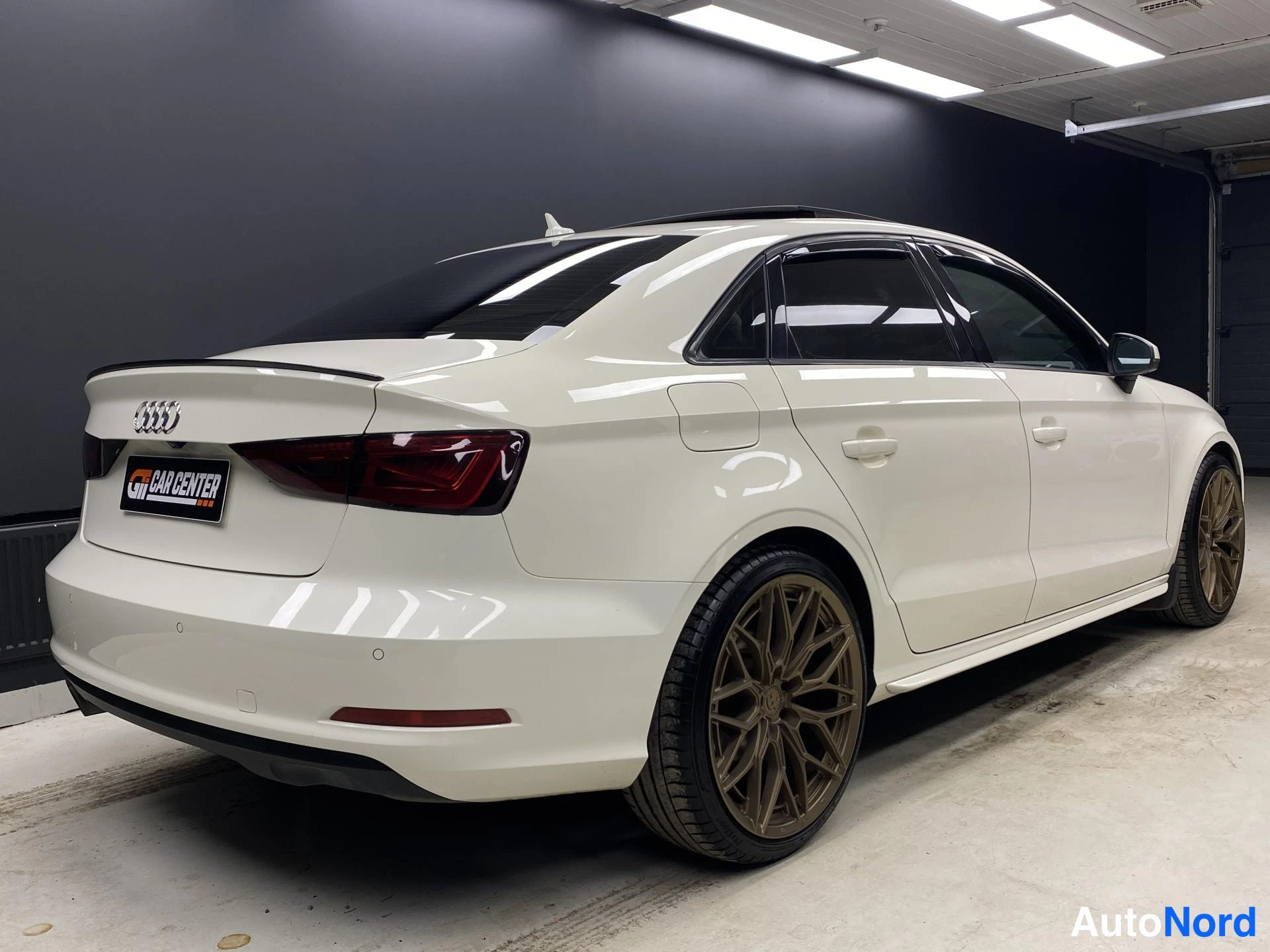 Vit Audi A3 2015, snett bakifrån, bild 8