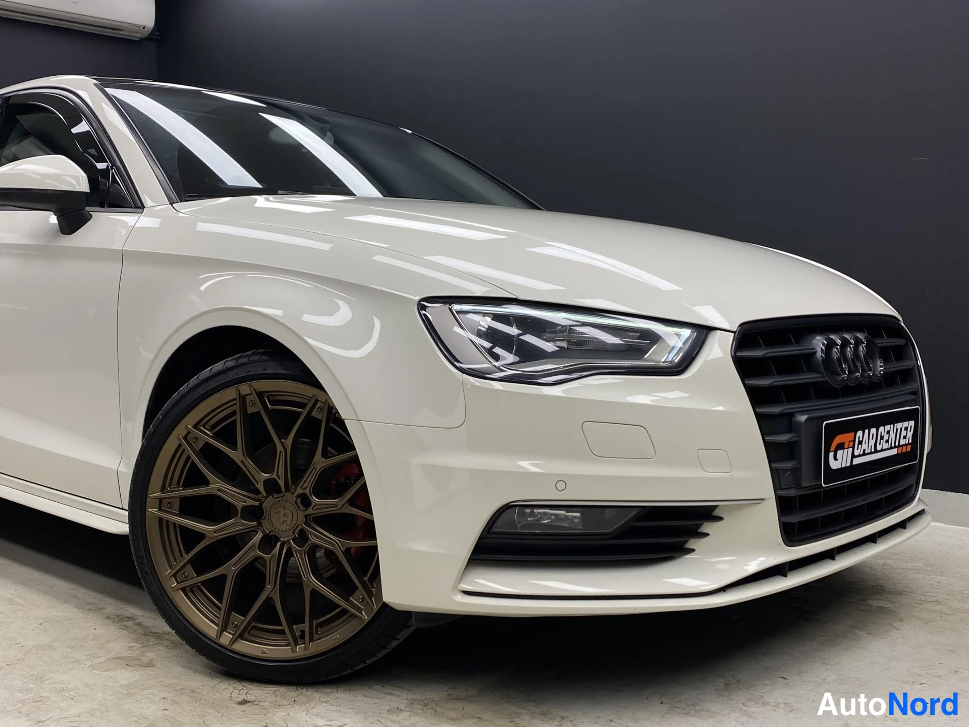 Vit Audi A3 2015, snett framifrån, fronten åt höger, bild 4