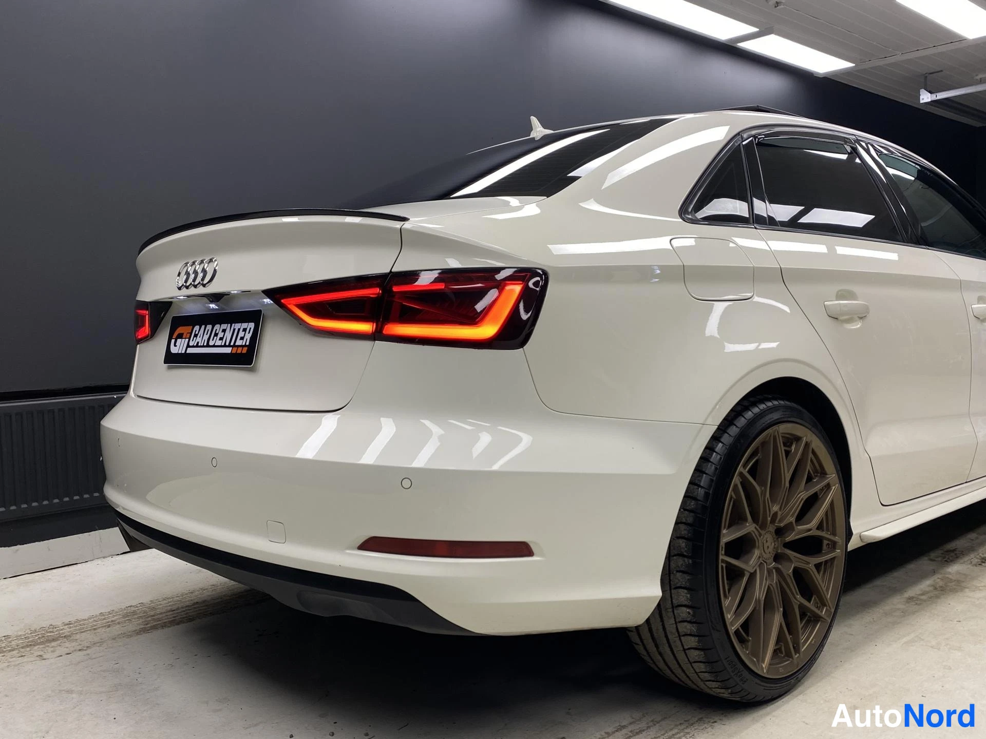 Vit Audi A3 2015, snett bakifrån, bild 9